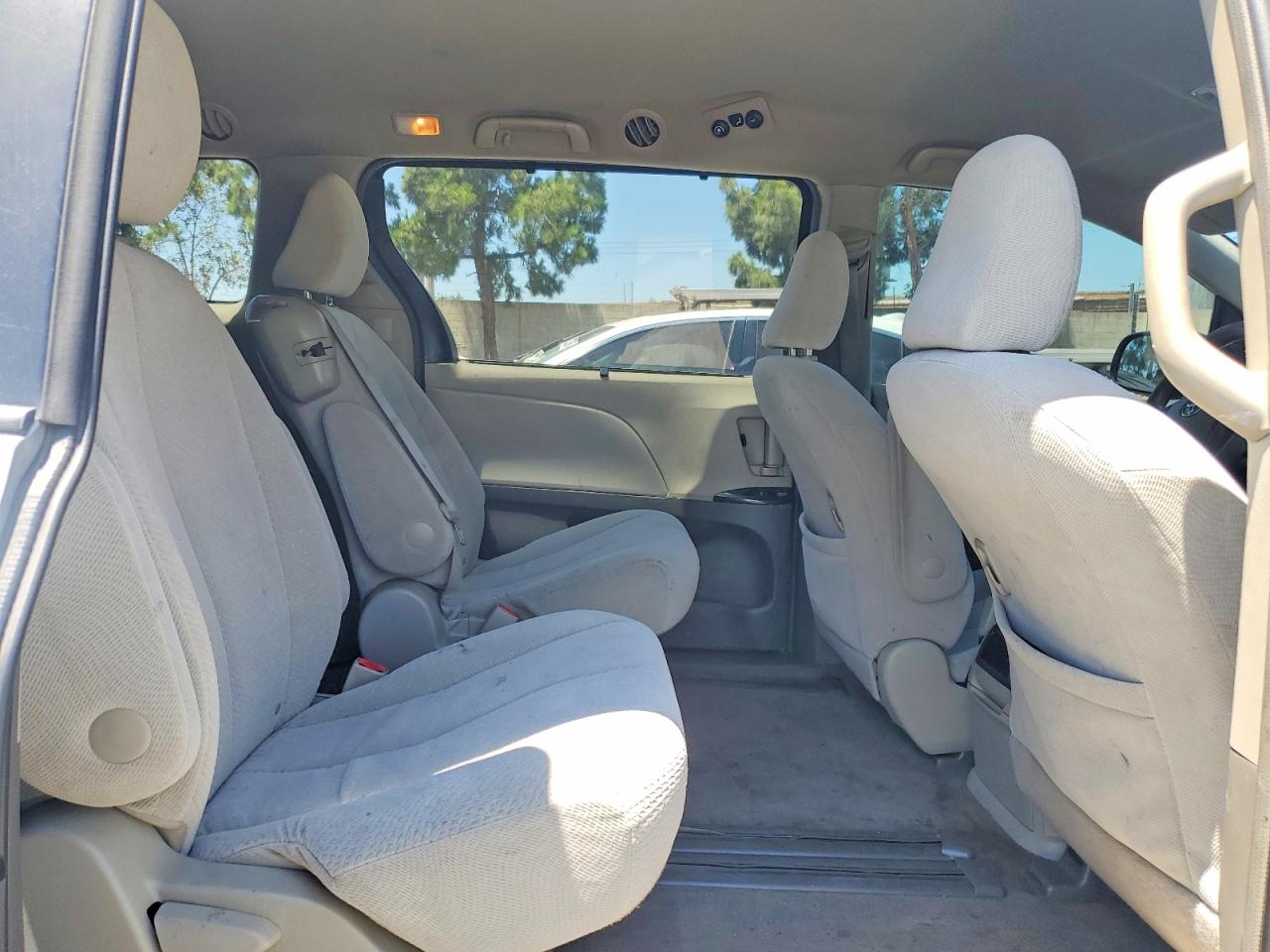 2011 Toyota Sienna Le Серебряный vin: 5TDKK3DC0BS127100
