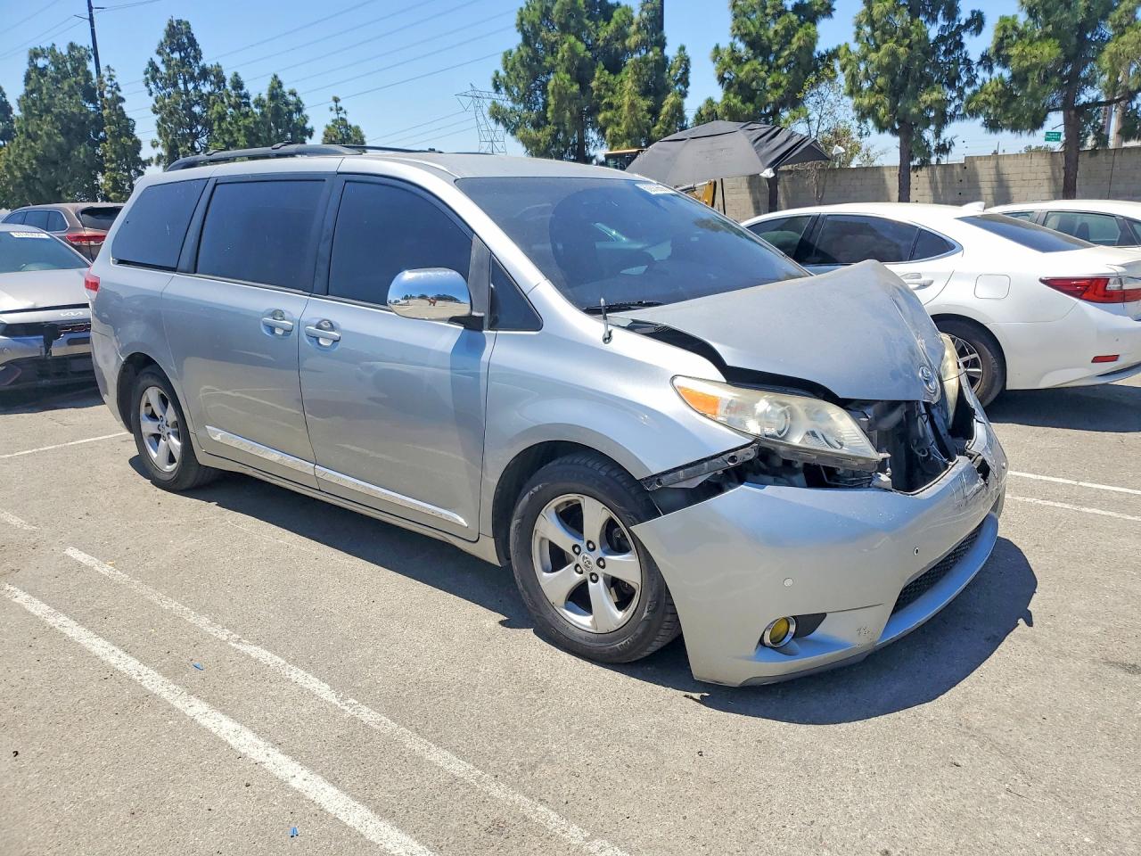 2011 Toyota Sienna Le Серебряный vin: 5TDKK3DC0BS127100