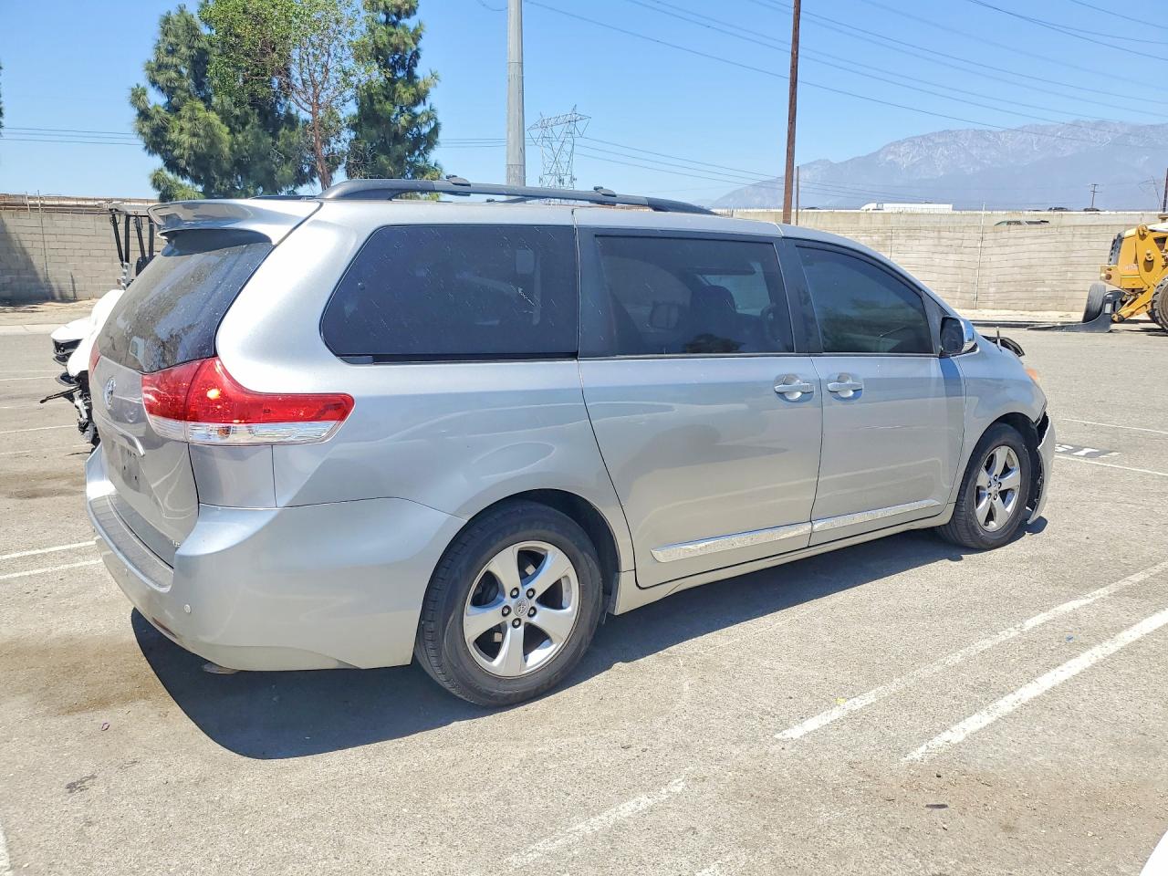 2011 Toyota Sienna Le Серебряный vin: 5TDKK3DC0BS127100