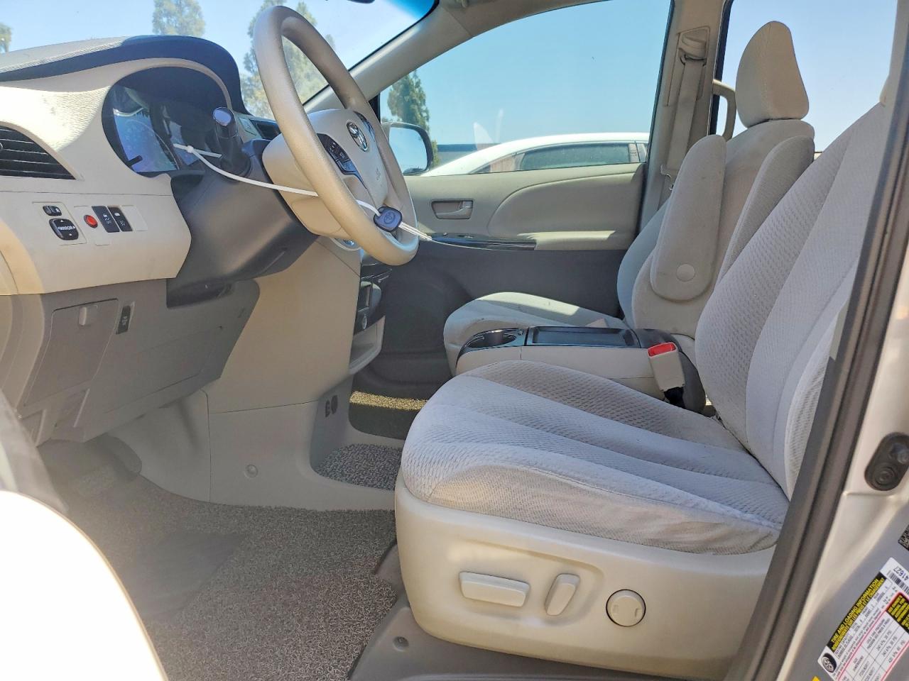 2011 Toyota Sienna Le Серебряный vin: 5TDKK3DC0BS127100