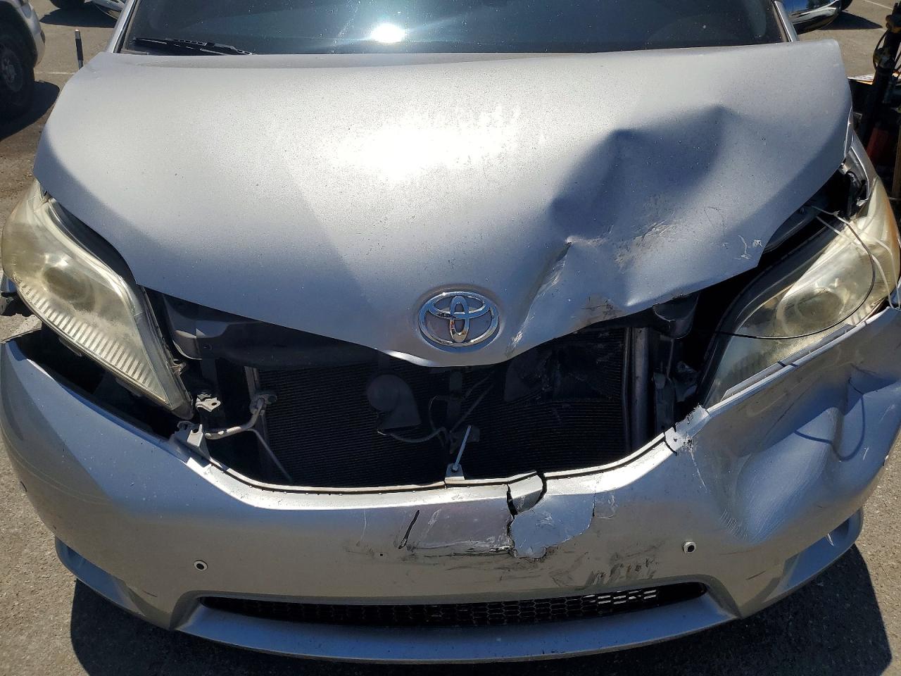 2011 Toyota Sienna Le Серебряный vin: 5TDKK3DC0BS127100