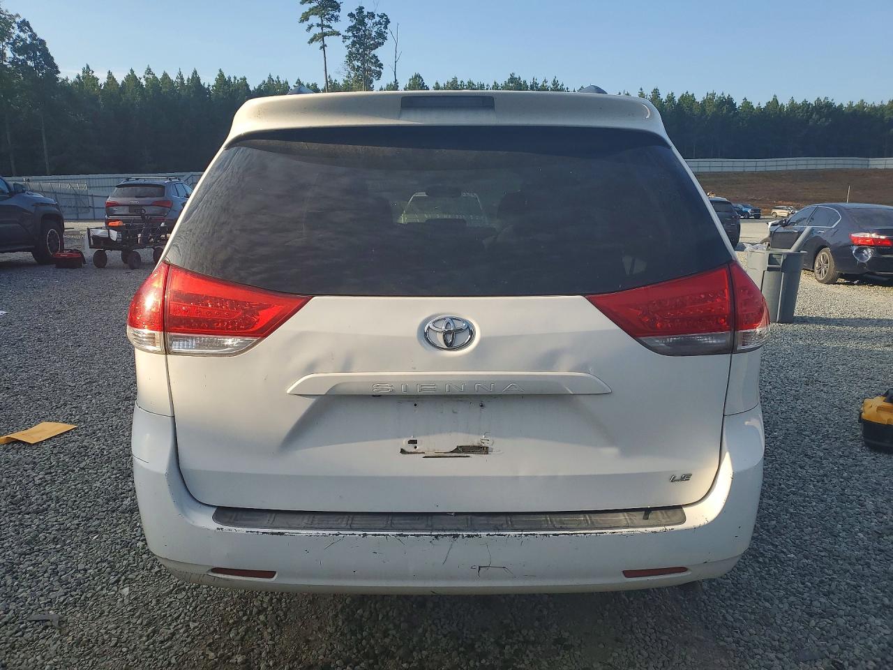 2011 Toyota Sienna Le White vin: 5TDKK3DC0BS141224