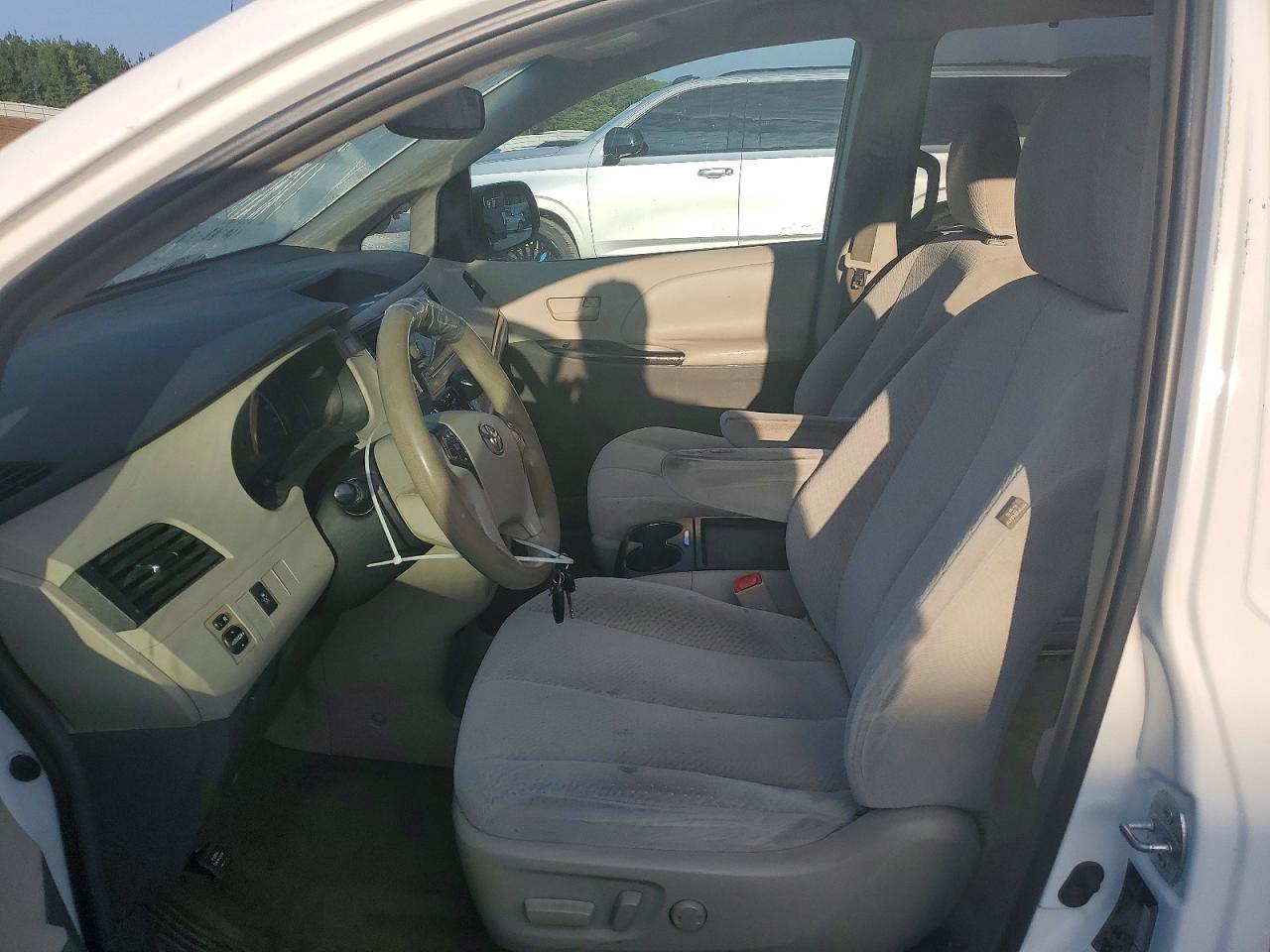 2011 Toyota Sienna Le White vin: 5TDKK3DC0BS141224