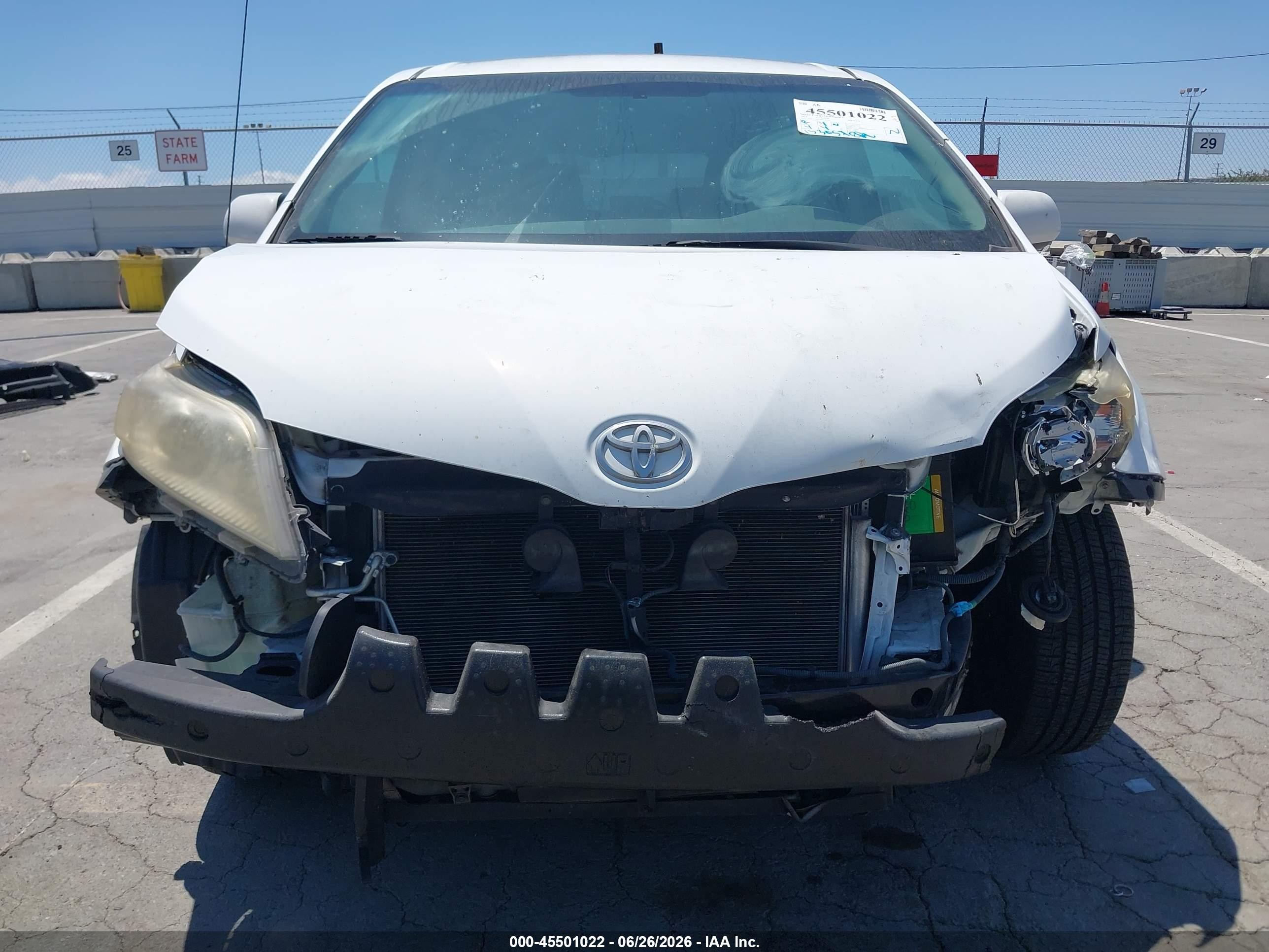 2011 Toyota Sienna Le V6 White vin: 5TDKK3DC0BS147332