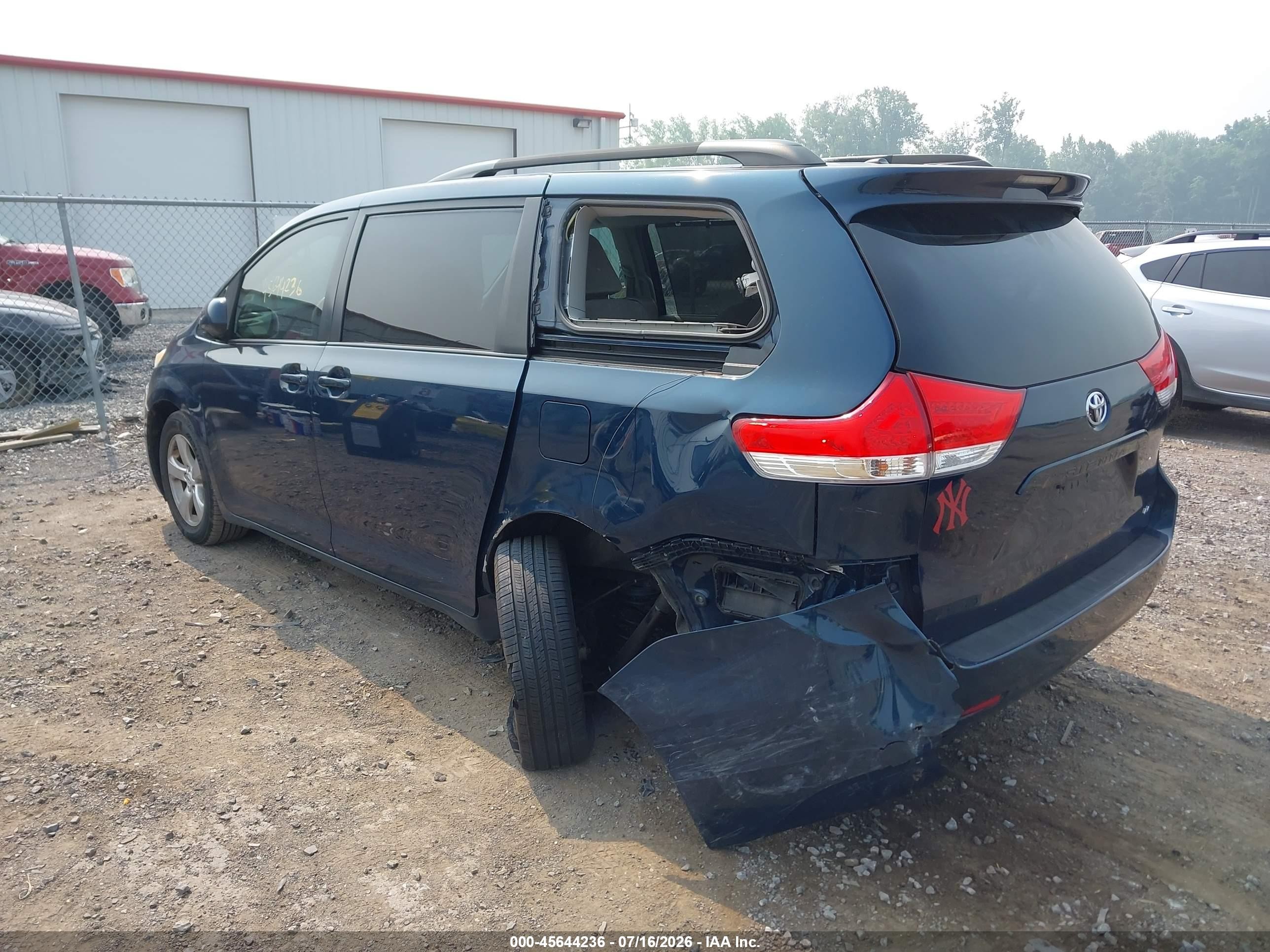 2011 Toyota Sienna Le V6 Blue vin: 5TDKK3DC0BS156600