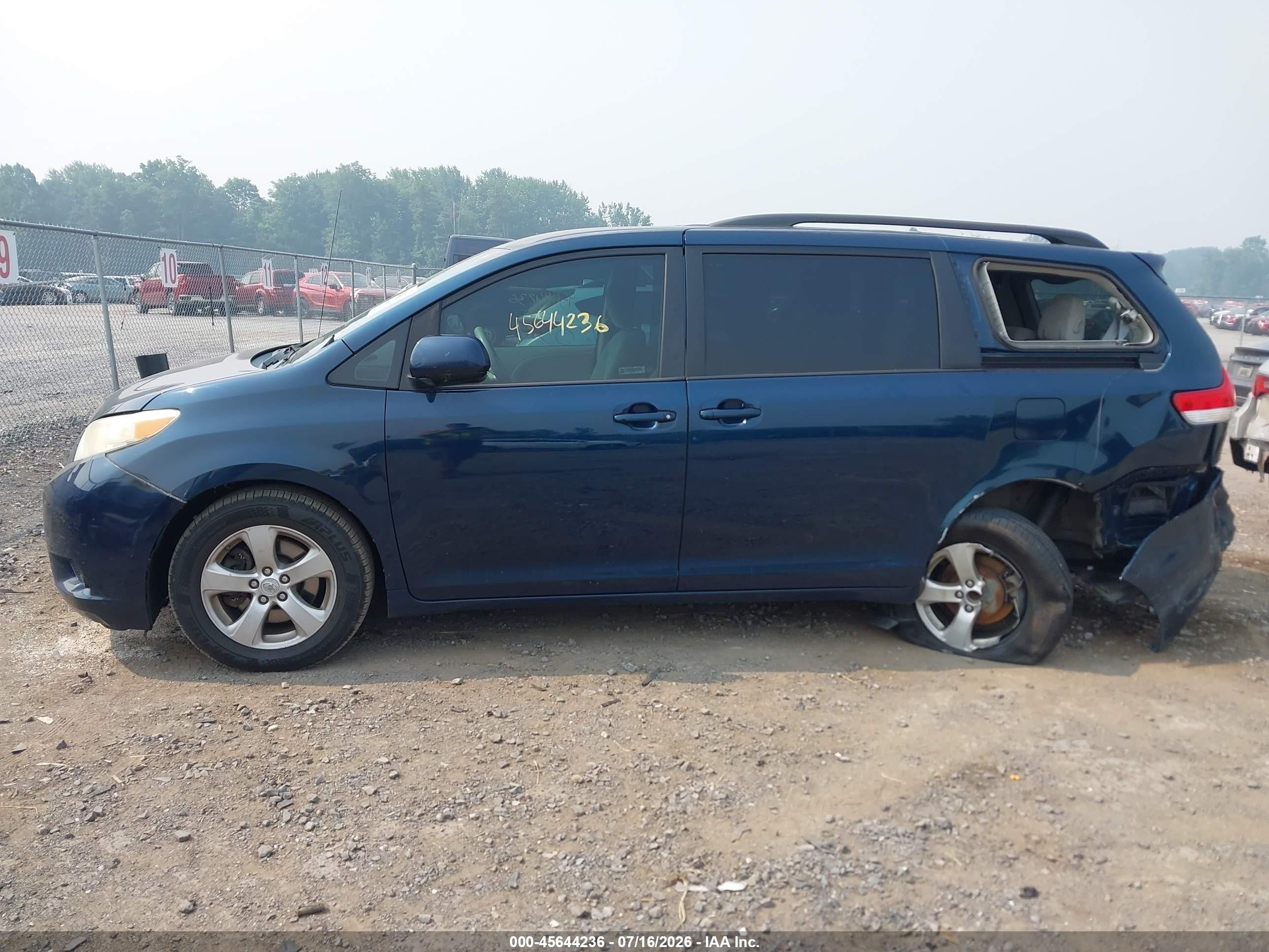 2011 Toyota Sienna Le V6 Blue vin: 5TDKK3DC0BS156600
