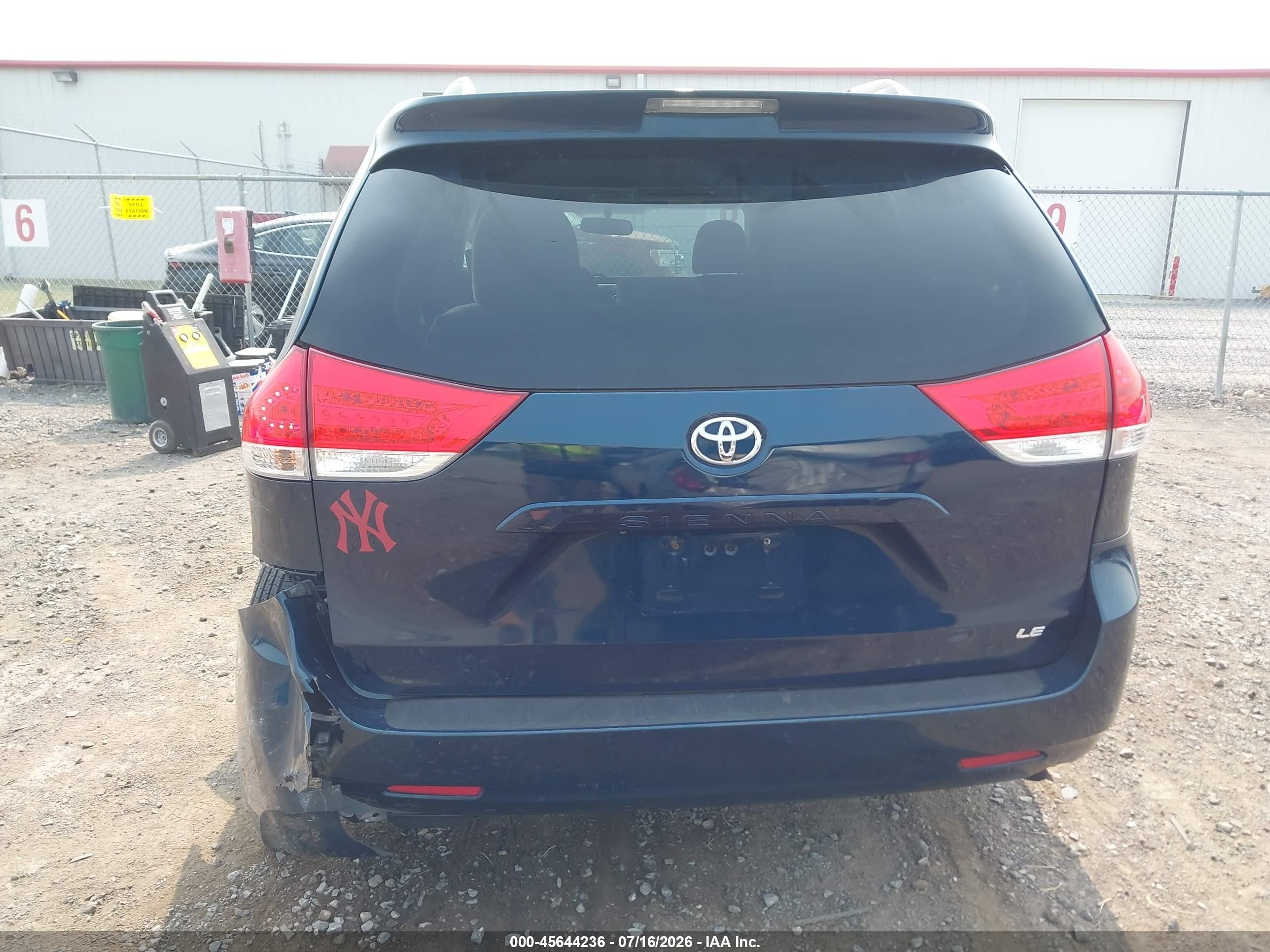 2011 Toyota Sienna Le V6 Blue vin: 5TDKK3DC0BS156600