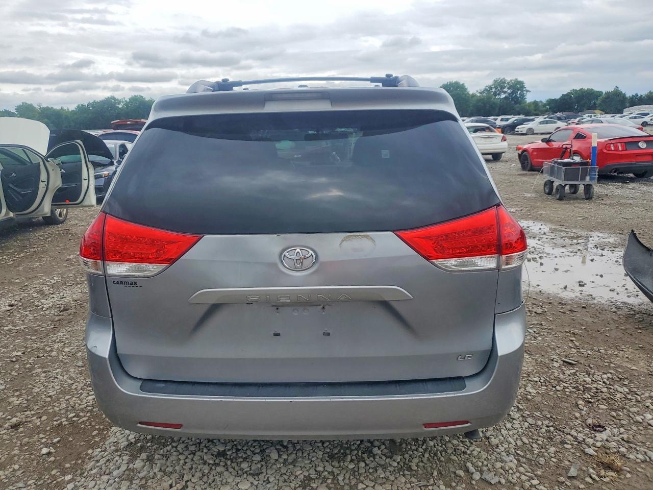 2011 Toyota Sienna Le Gray vin: 5TDKK3DC0BS158833