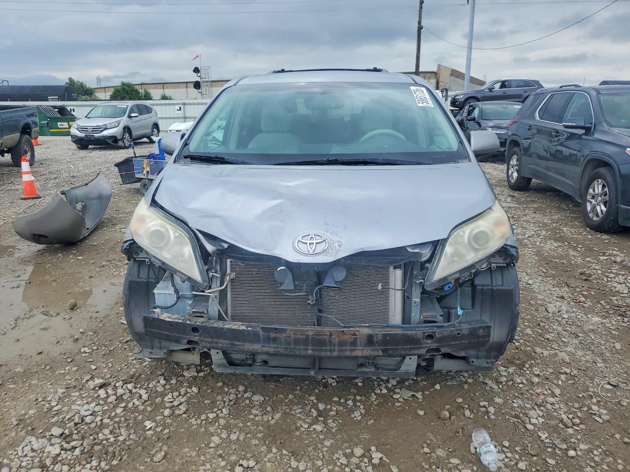 2011 Toyota Sienna Le Gray vin: 5TDKK3DC0BS158833