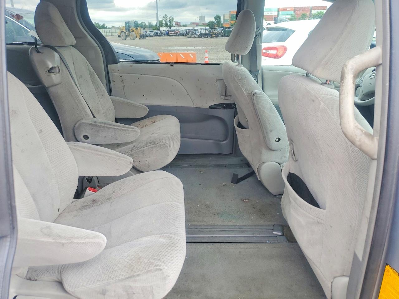2011 Toyota Sienna Le Gray vin: 5TDKK3DC0BS158833