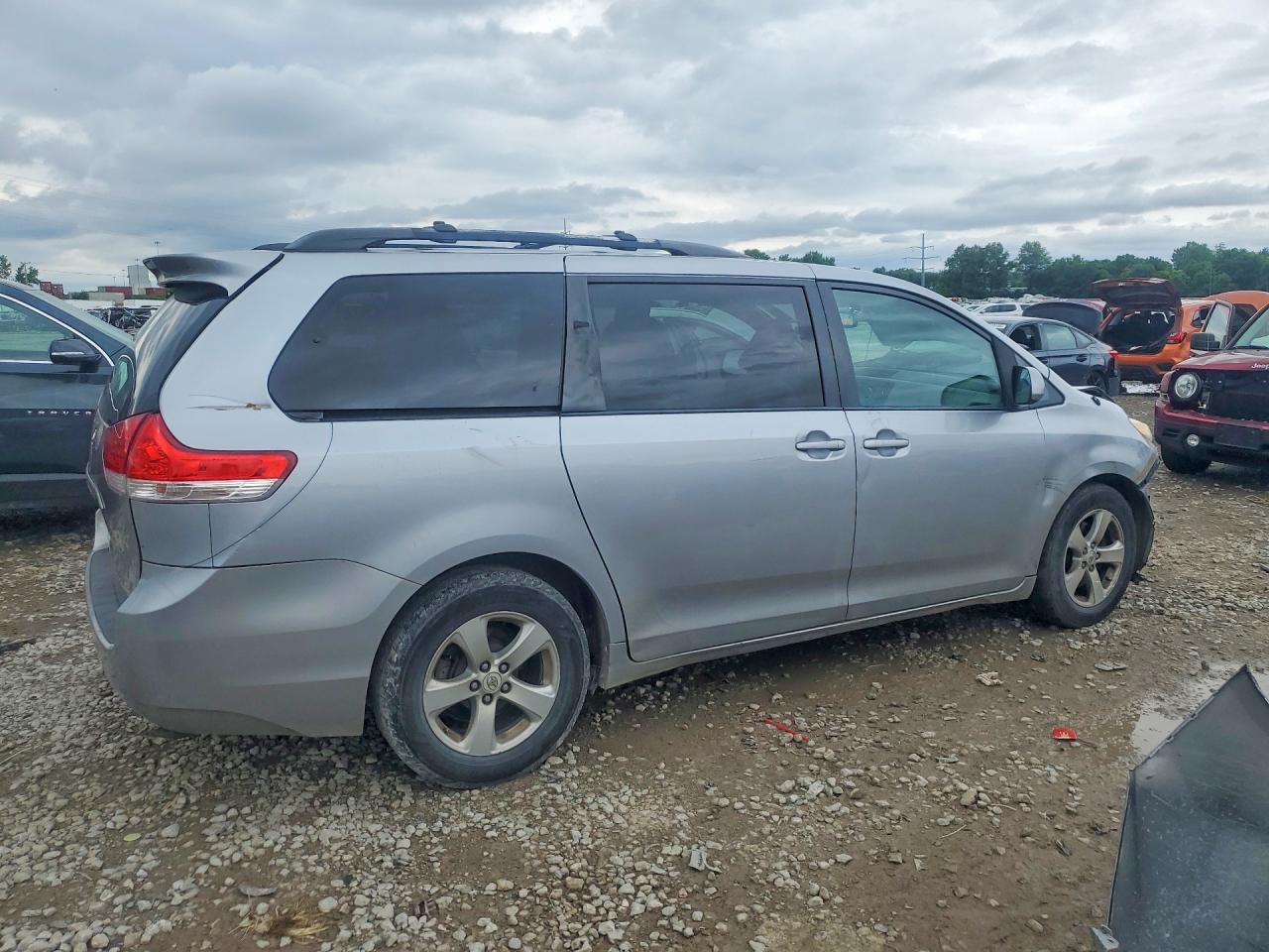 2011 Toyota Sienna Le Gray vin: 5TDKK3DC0BS158833