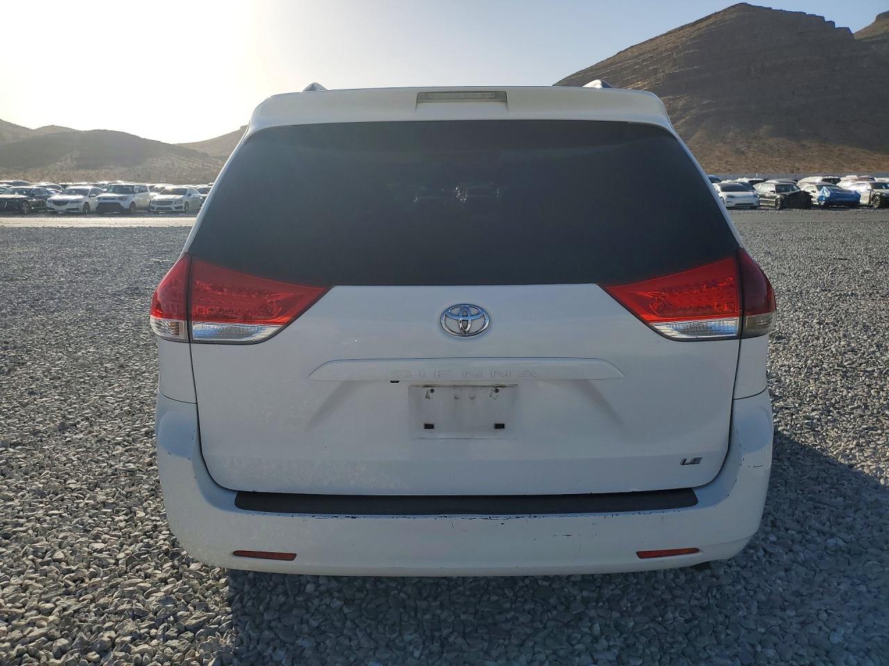 2011 Toyota Sienna Le White vin: 5TDKK3DC0BS166544