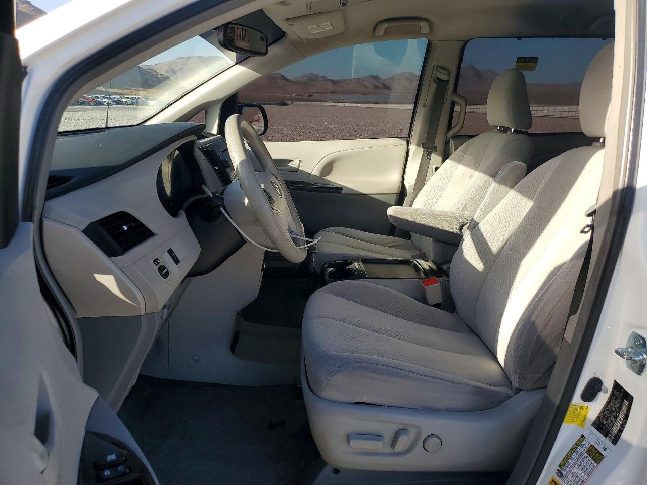 2011 Toyota Sienna Le White vin: 5TDKK3DC0BS166544