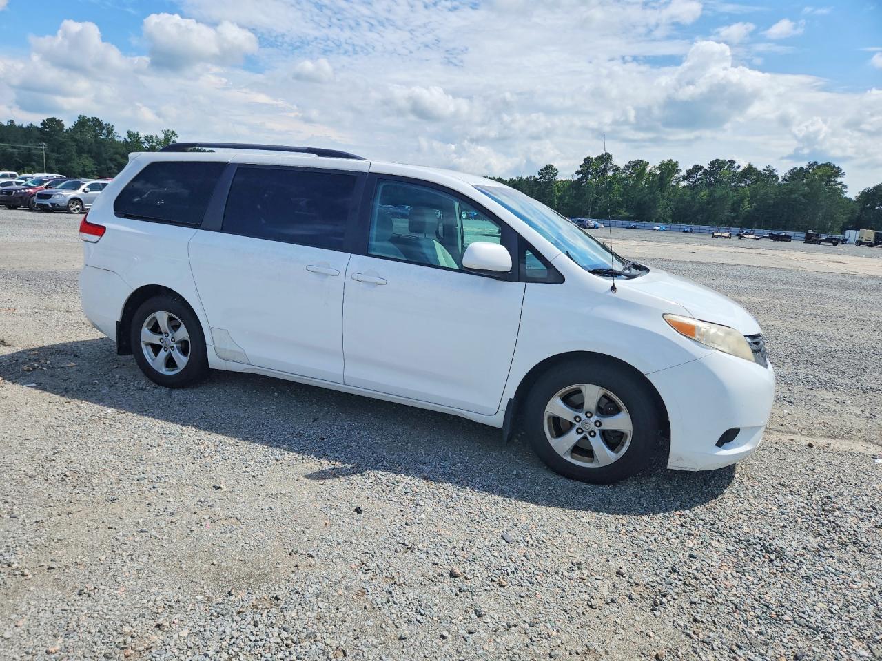 2012 Toyota Sienna Le Белый vin: 5TDKK3DC0CS210821