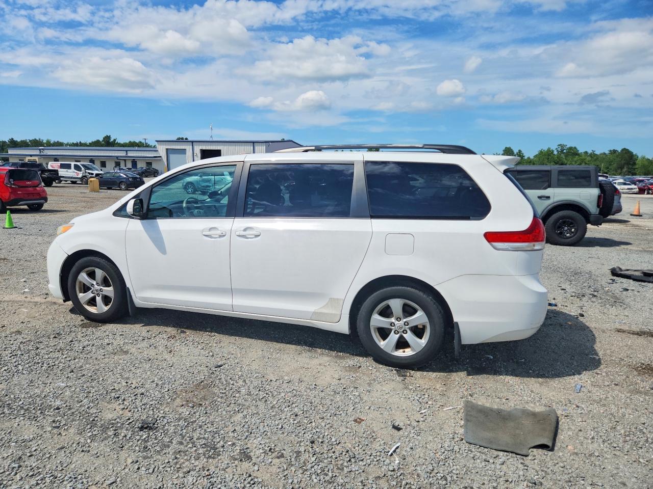 2012 Toyota Sienna Le Белый vin: 5TDKK3DC0CS210821