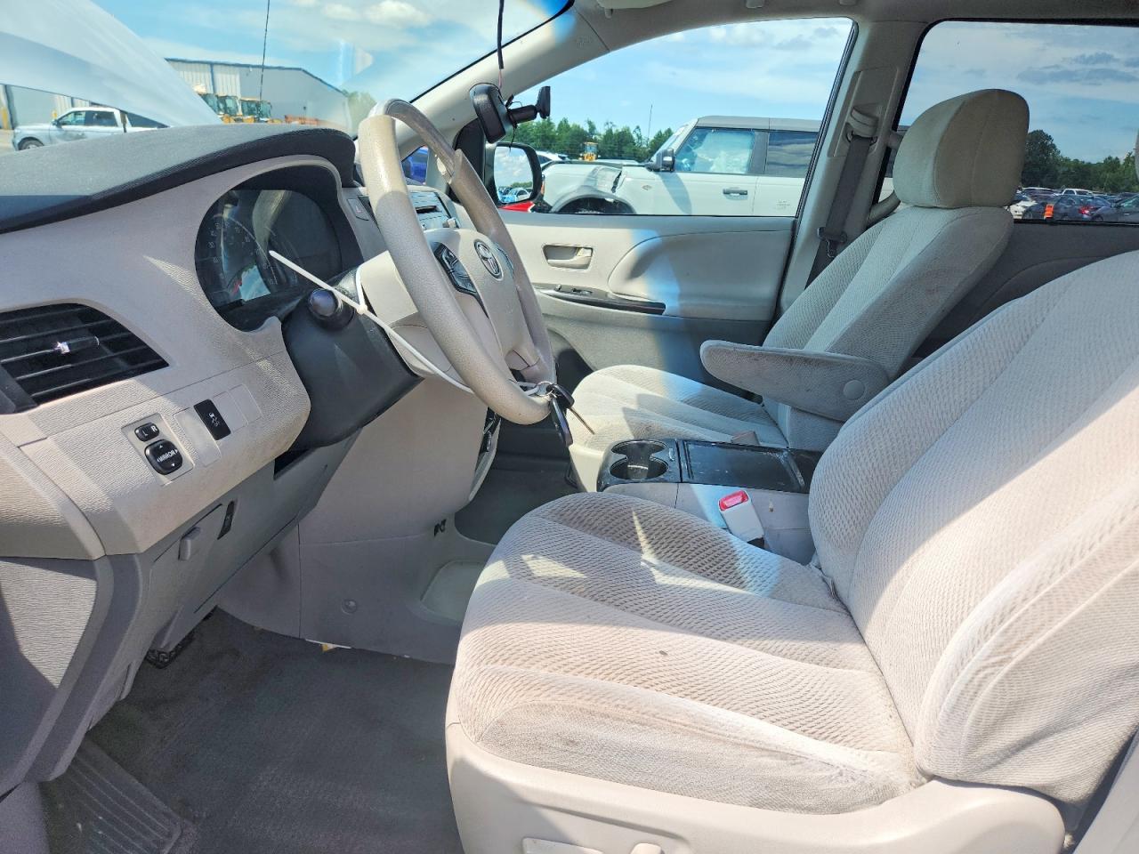 2012 Toyota Sienna Le Белый vin: 5TDKK3DC0CS210821