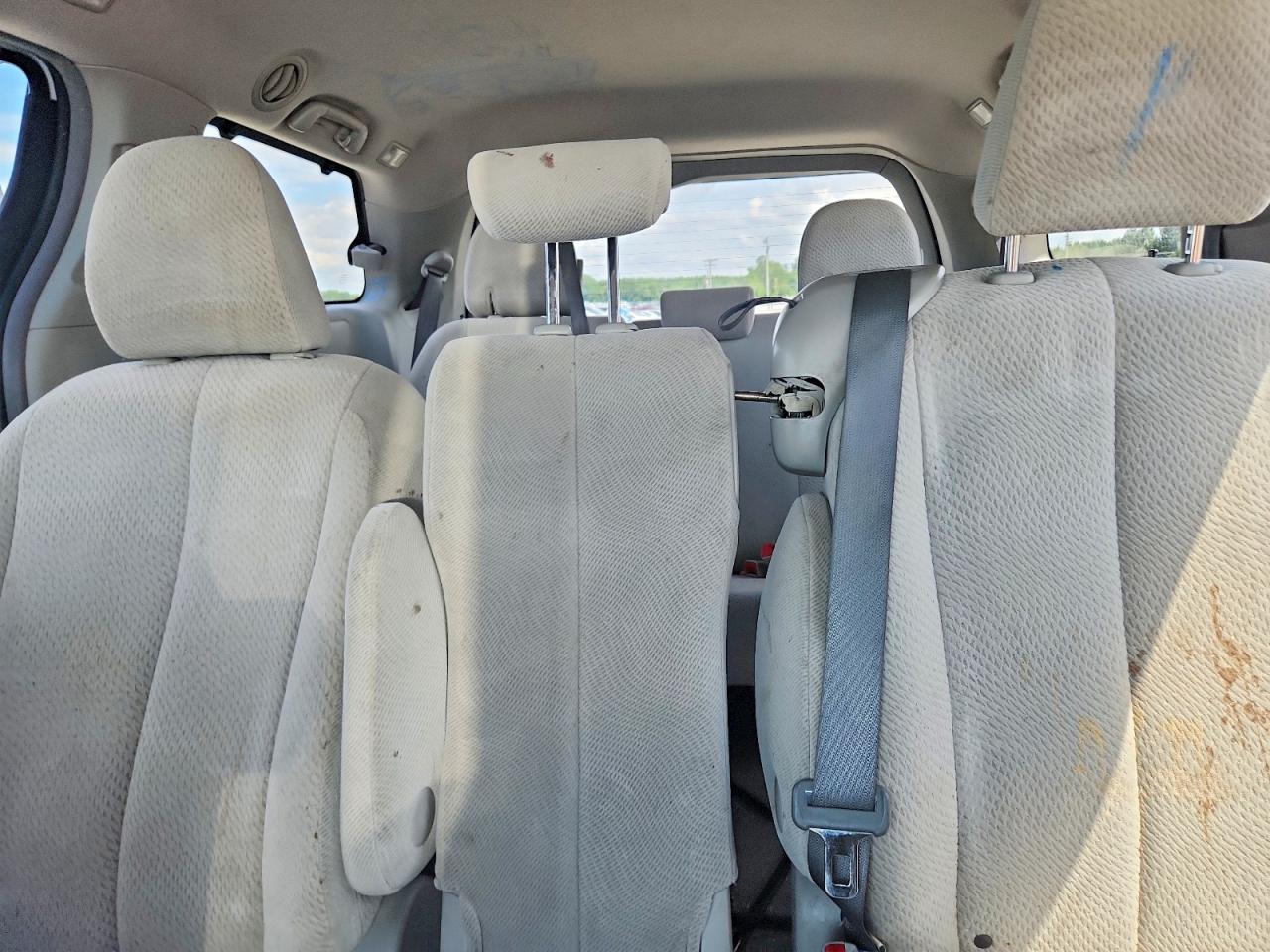 2012 Toyota Sienna Le Белый vin: 5TDKK3DC0CS210821