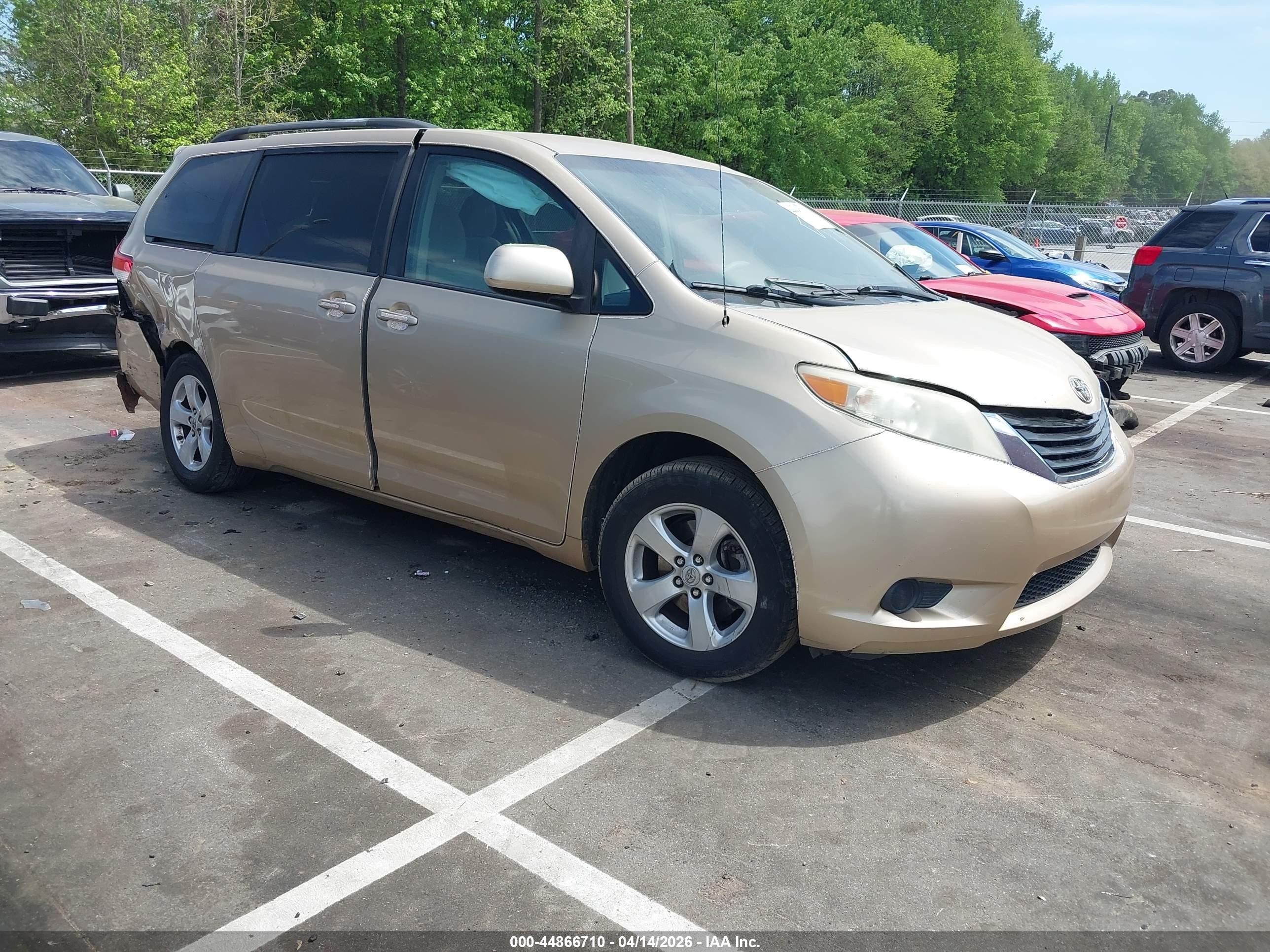 2012 Toyota Sienna Le V6 8 Passenger Gold vin: 5TDKK3DC0CS215310