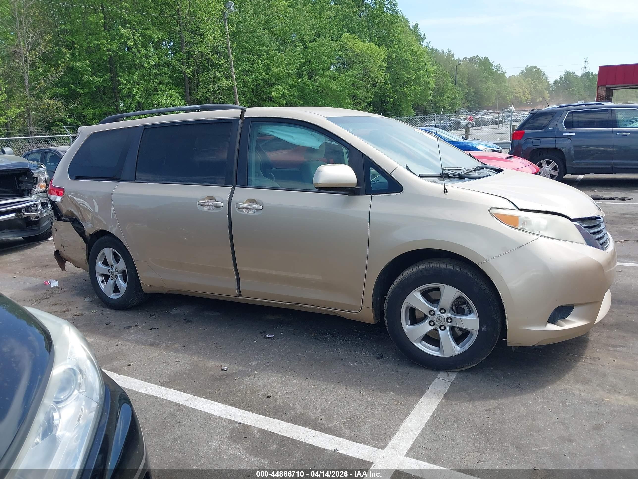 2012 Toyota Sienna Le V6 8 Passenger Gold vin: 5TDKK3DC0CS215310