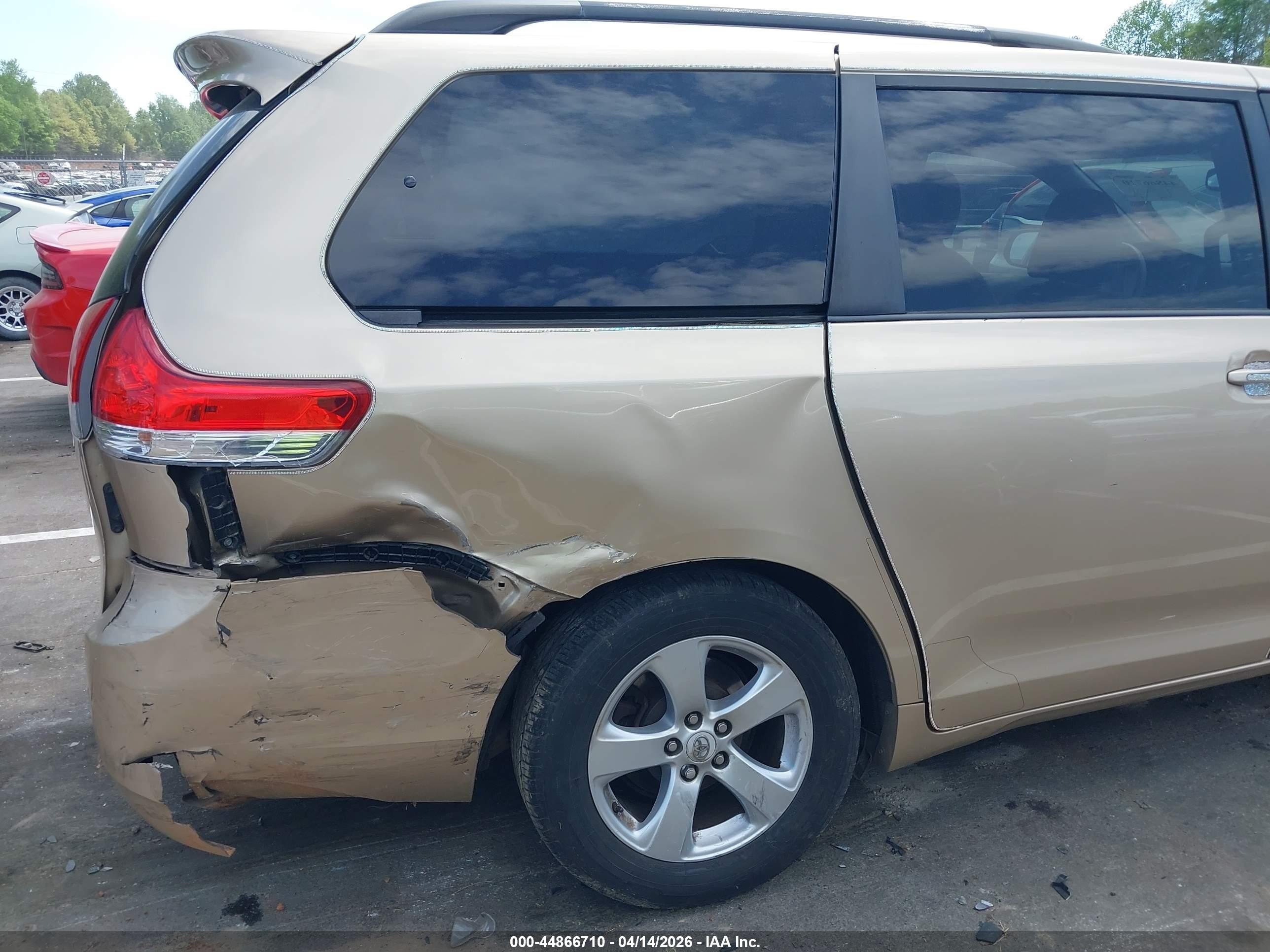 2012 Toyota Sienna Le V6 8 Passenger Gold vin: 5TDKK3DC0CS215310
