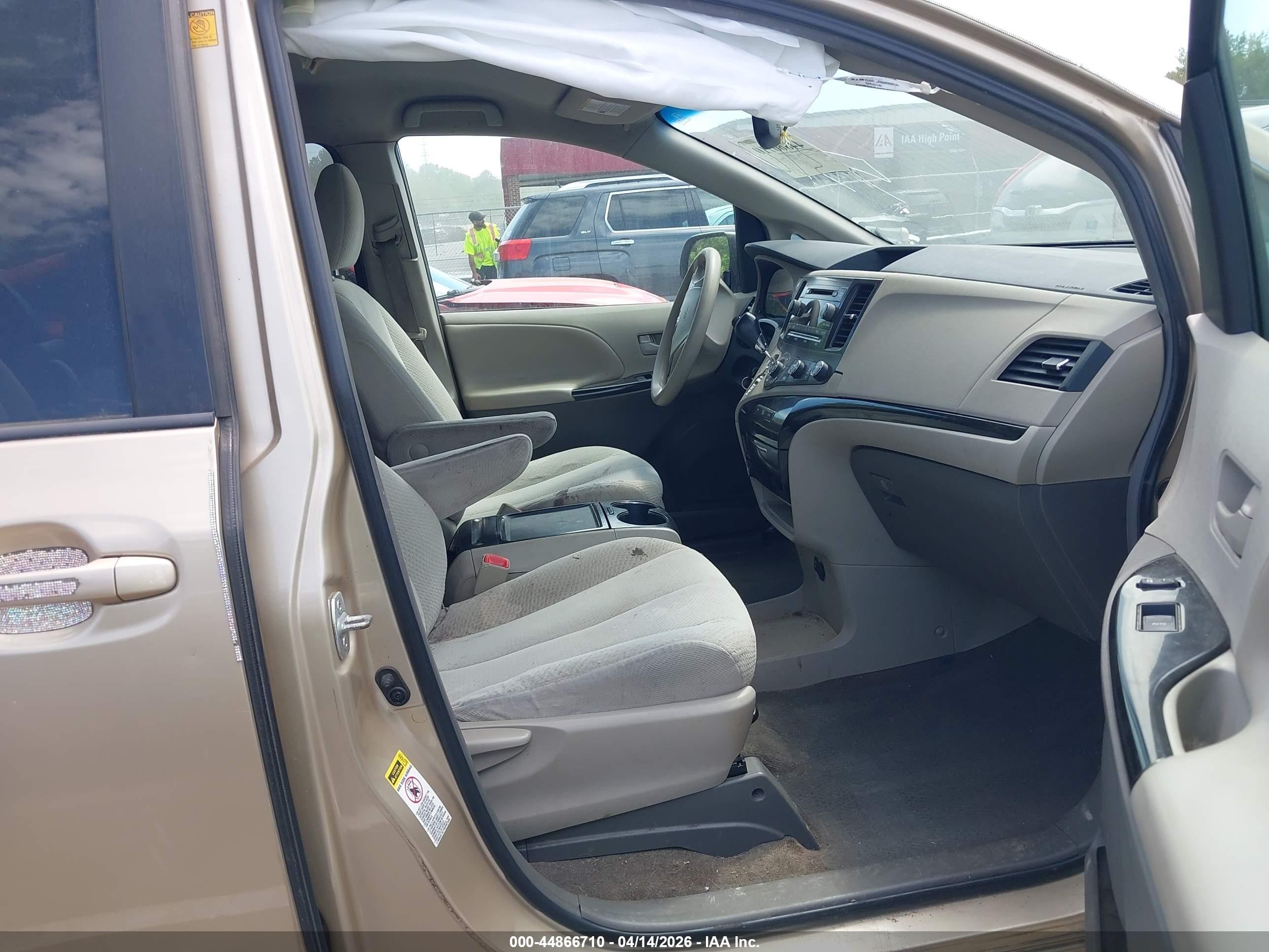 2012 Toyota Sienna Le V6 8 Passenger Gold vin: 5TDKK3DC0CS215310