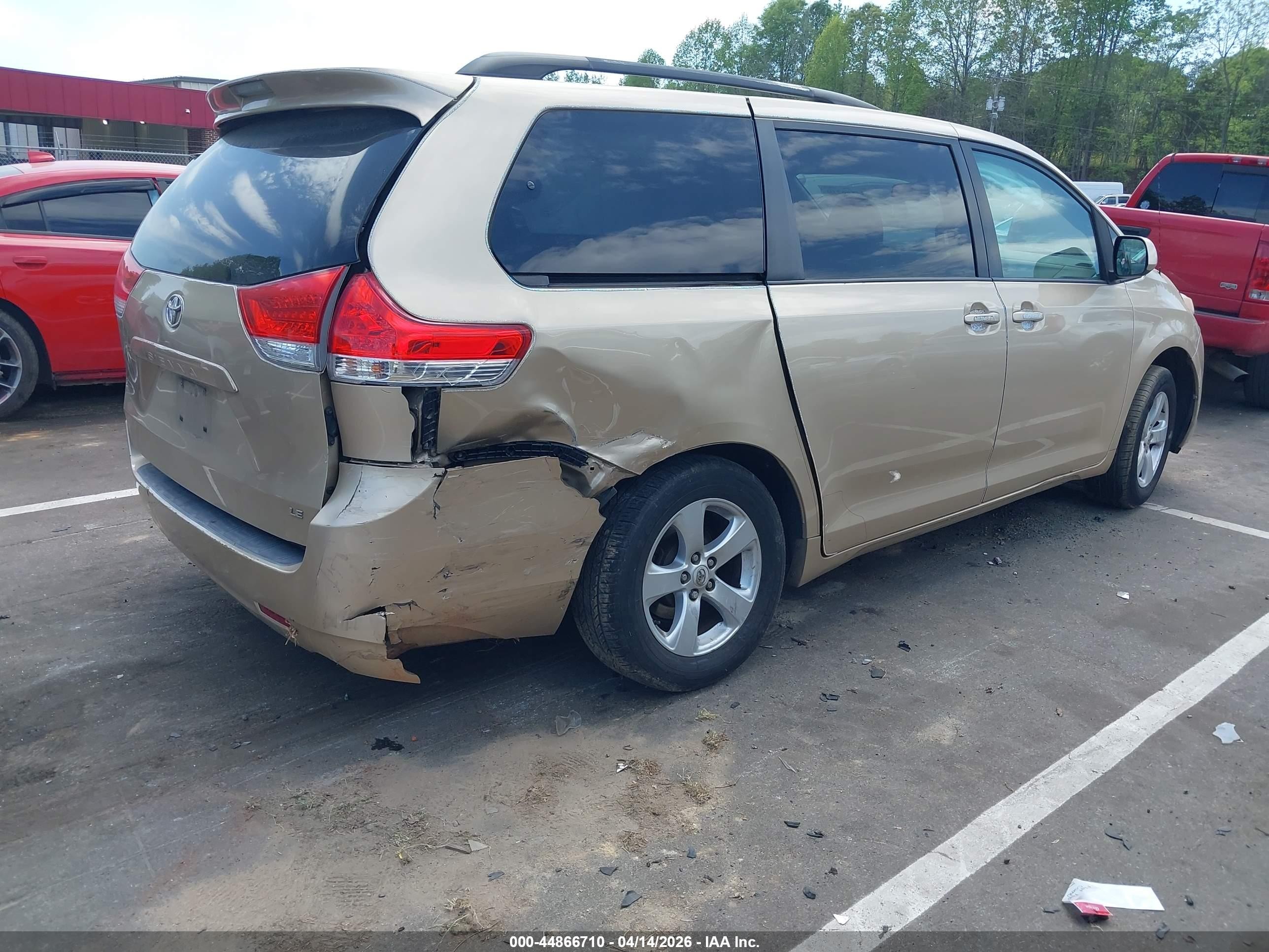 2012 Toyota Sienna Le V6 8 Passenger Gold vin: 5TDKK3DC0CS215310
