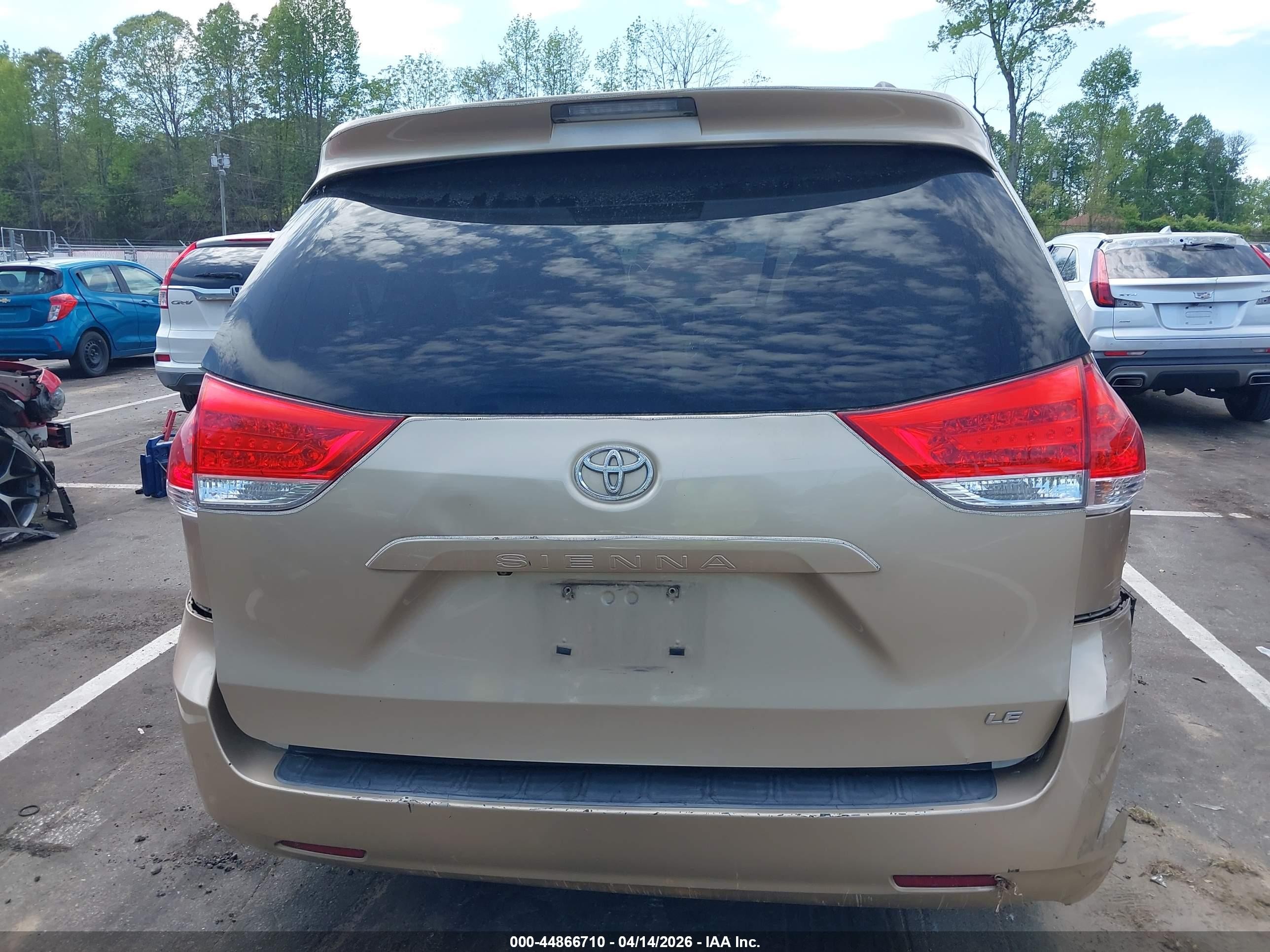 2012 Toyota Sienna Le V6 8 Passenger Gold vin: 5TDKK3DC0CS215310
