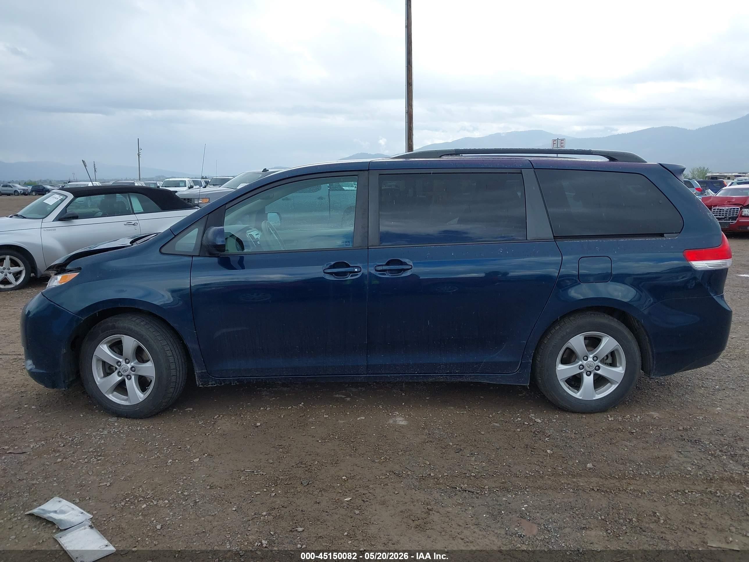 2012 Toyota Sienna Le V6 8 Passenger Blue vin: 5TDKK3DC0CS236495