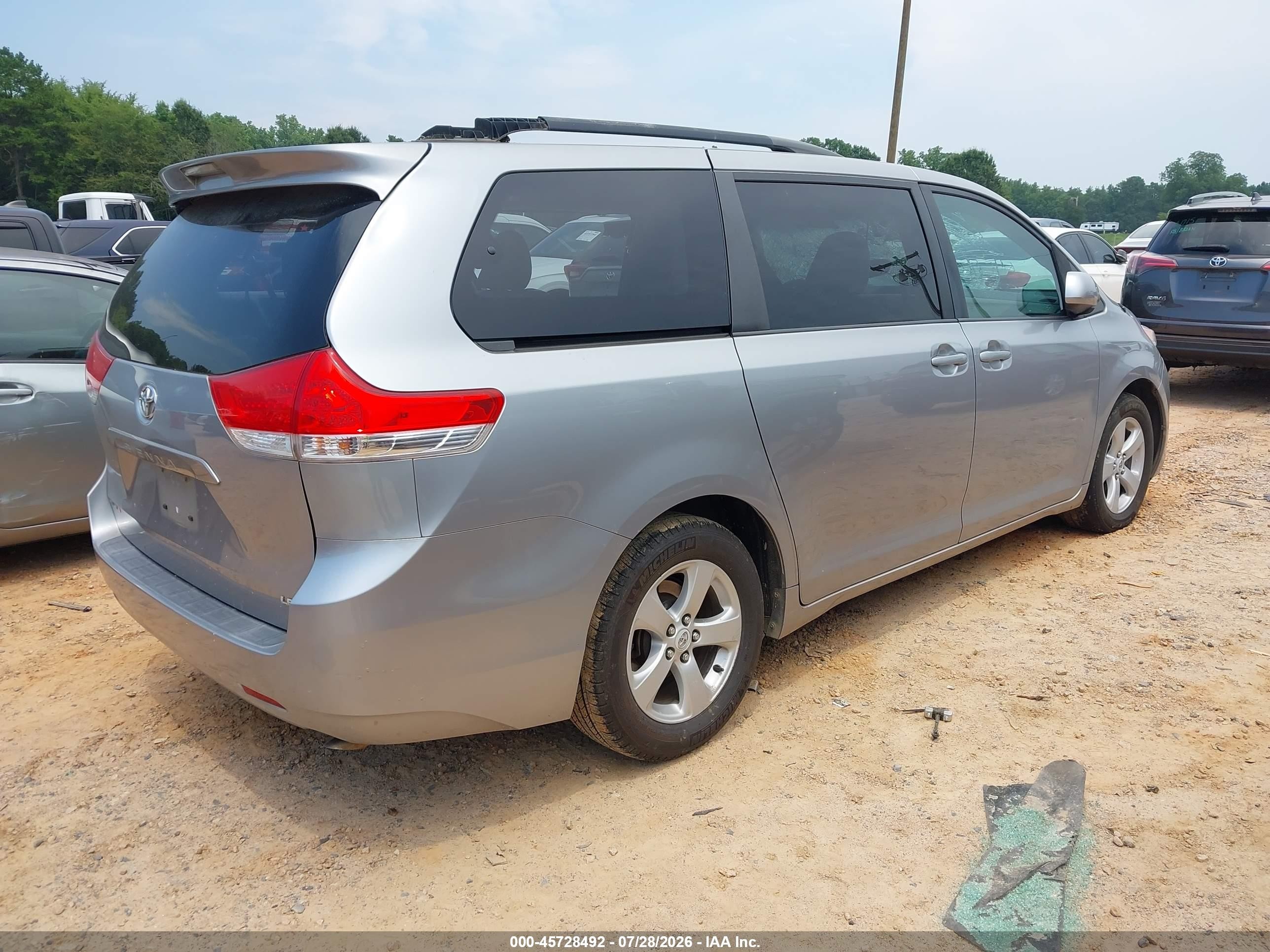 2012 Toyota Sienna Le V6 8 Passenger Серый vin: 5TDKK3DC0CS240742