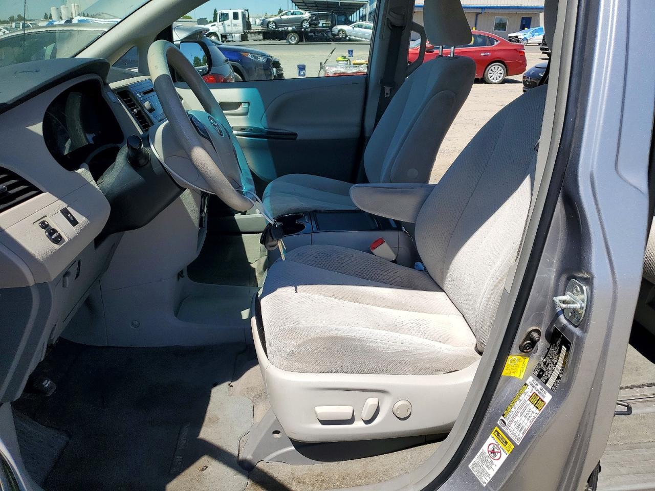 2012 Toyota Sienna Le Silver vin: 5TDKK3DC0CS245536