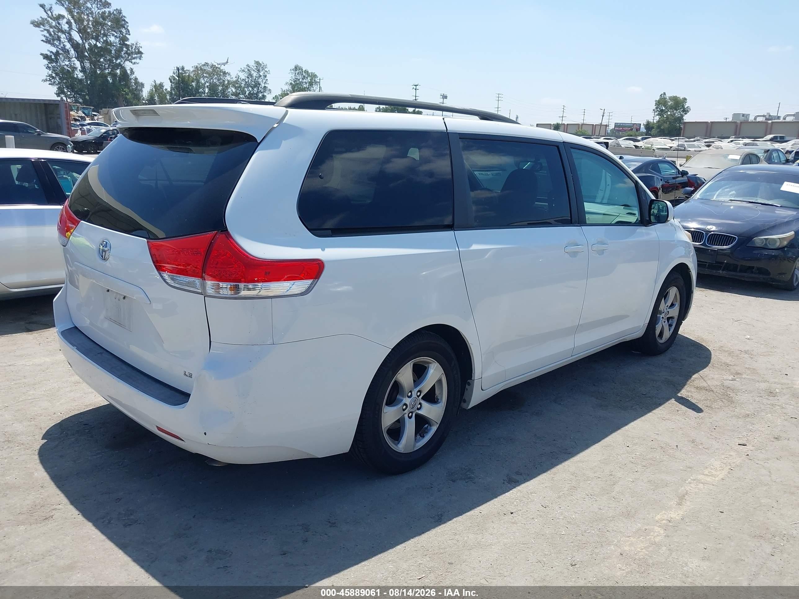 2012 Toyota Sienna Le V6 8 Passenger White vin: 5TDKK3DC0CS251451