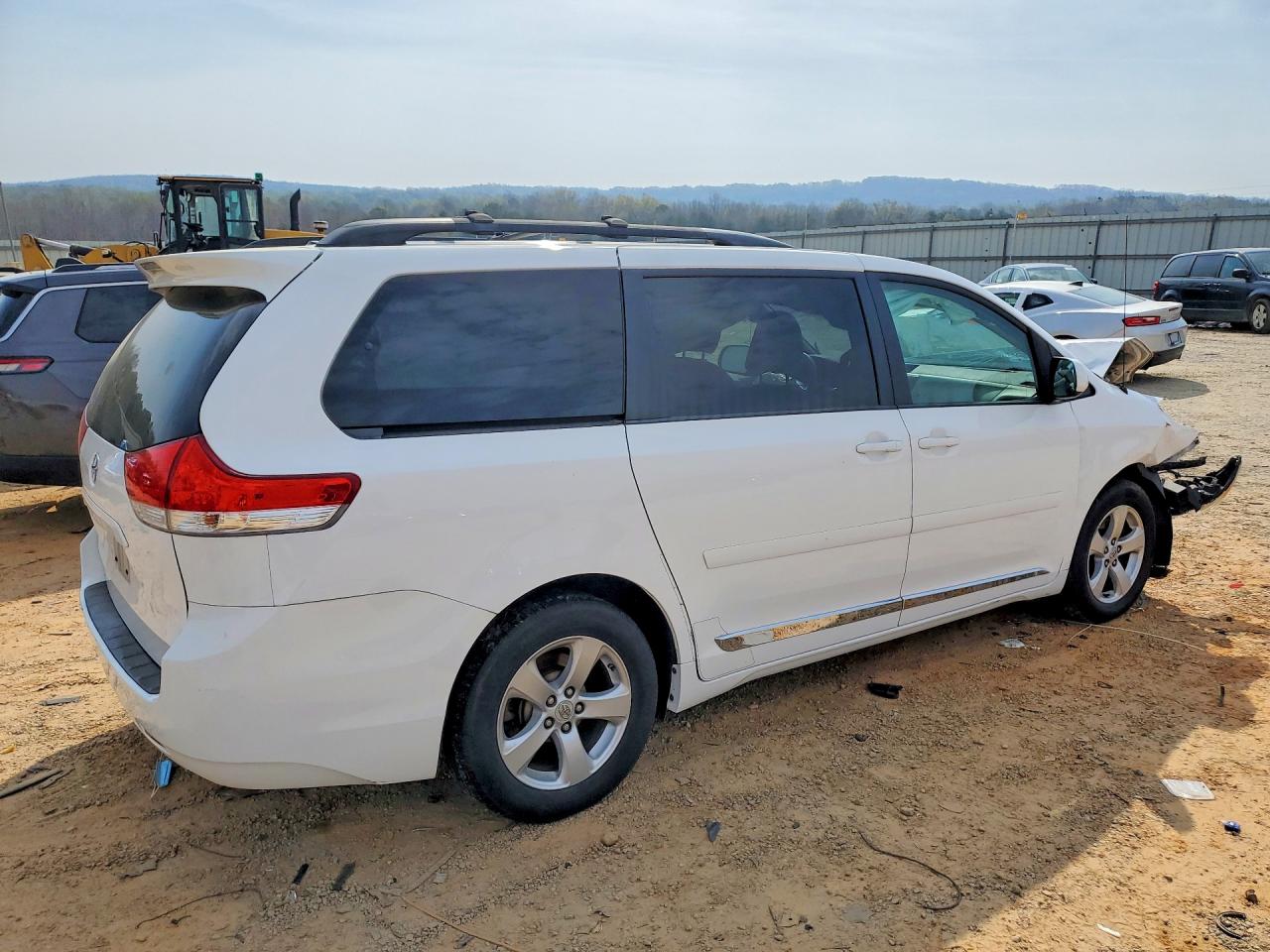 2013 Toyota Sienna Le 8-passenger White vin: 5TDKK3DC0DS280563