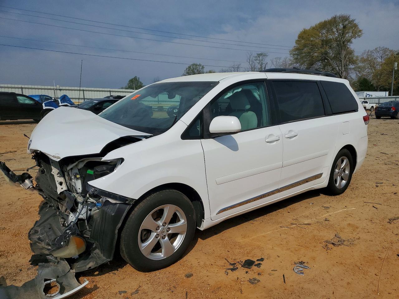 2013 Toyota Sienna Le 8-passenger White vin: 5TDKK3DC0DS280563