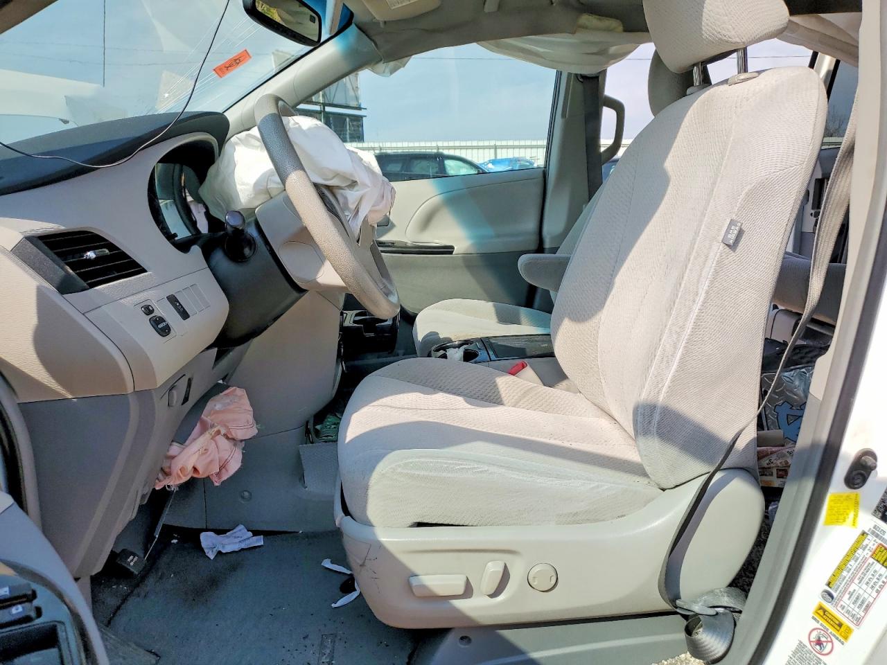 2013 Toyota Sienna Le 8-passenger White vin: 5TDKK3DC0DS280563
