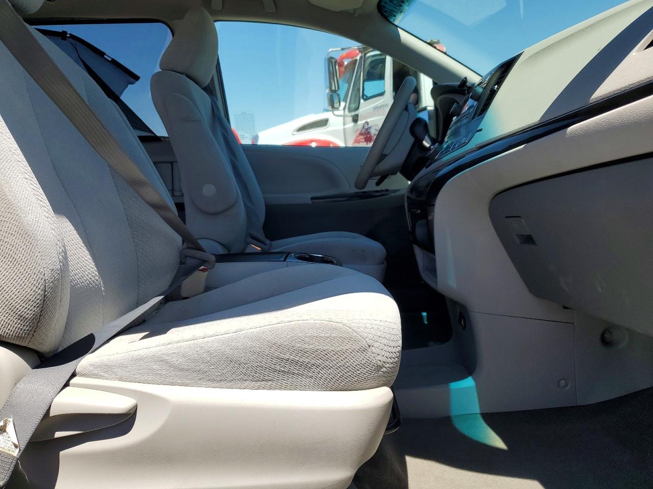 2013 Toyota Sienna Le Silver vin: 5TDKK3DC0DS313352