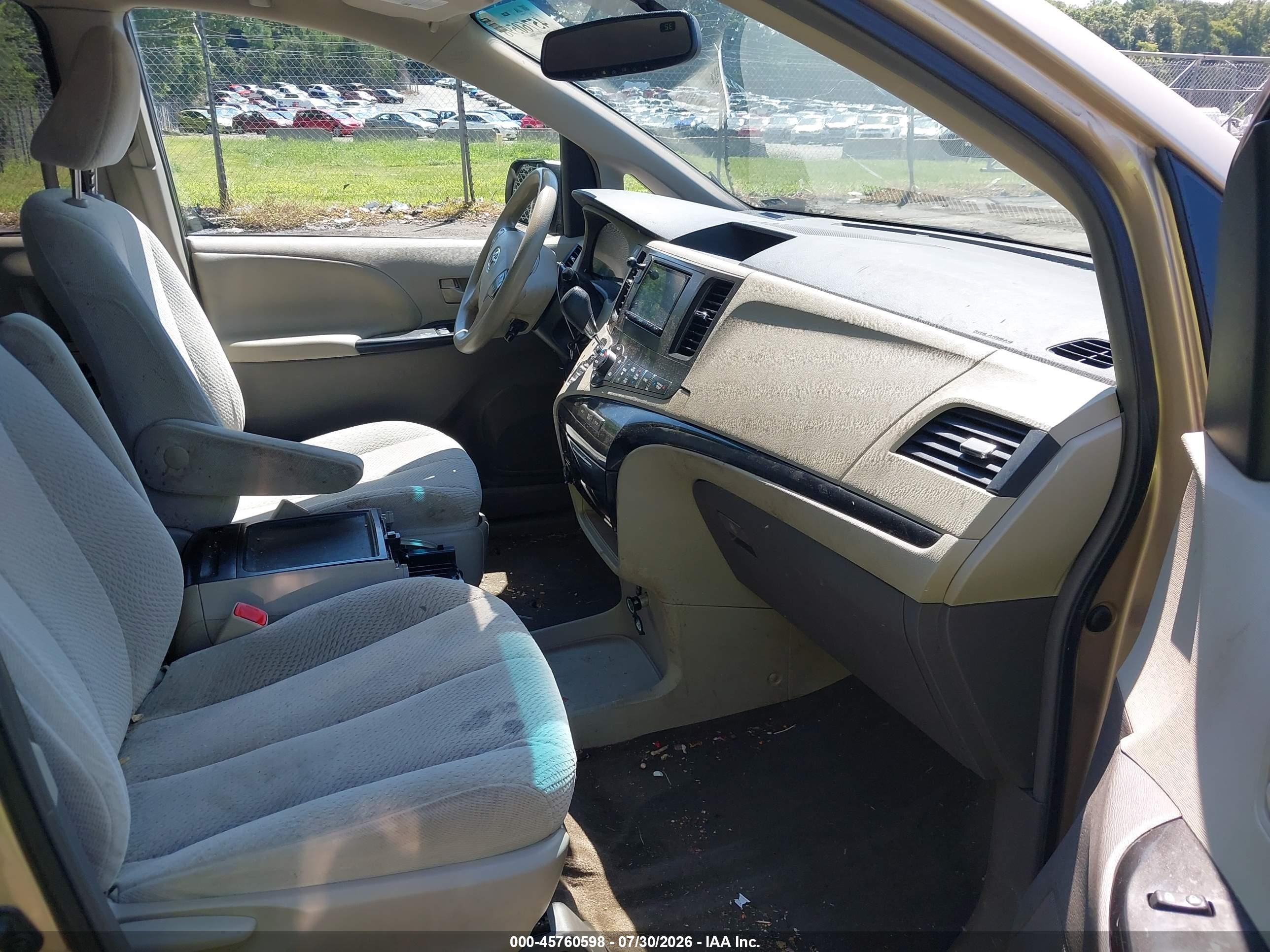 2013 Toyota Sienna Le V6 8 Passenger Gold vin: 5TDKK3DC0DS333634