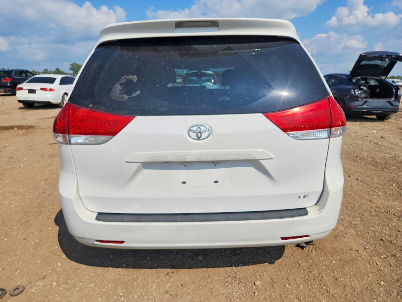 2013 Toyota Sienna Le White vin: 5TDKK3DC0DS345881