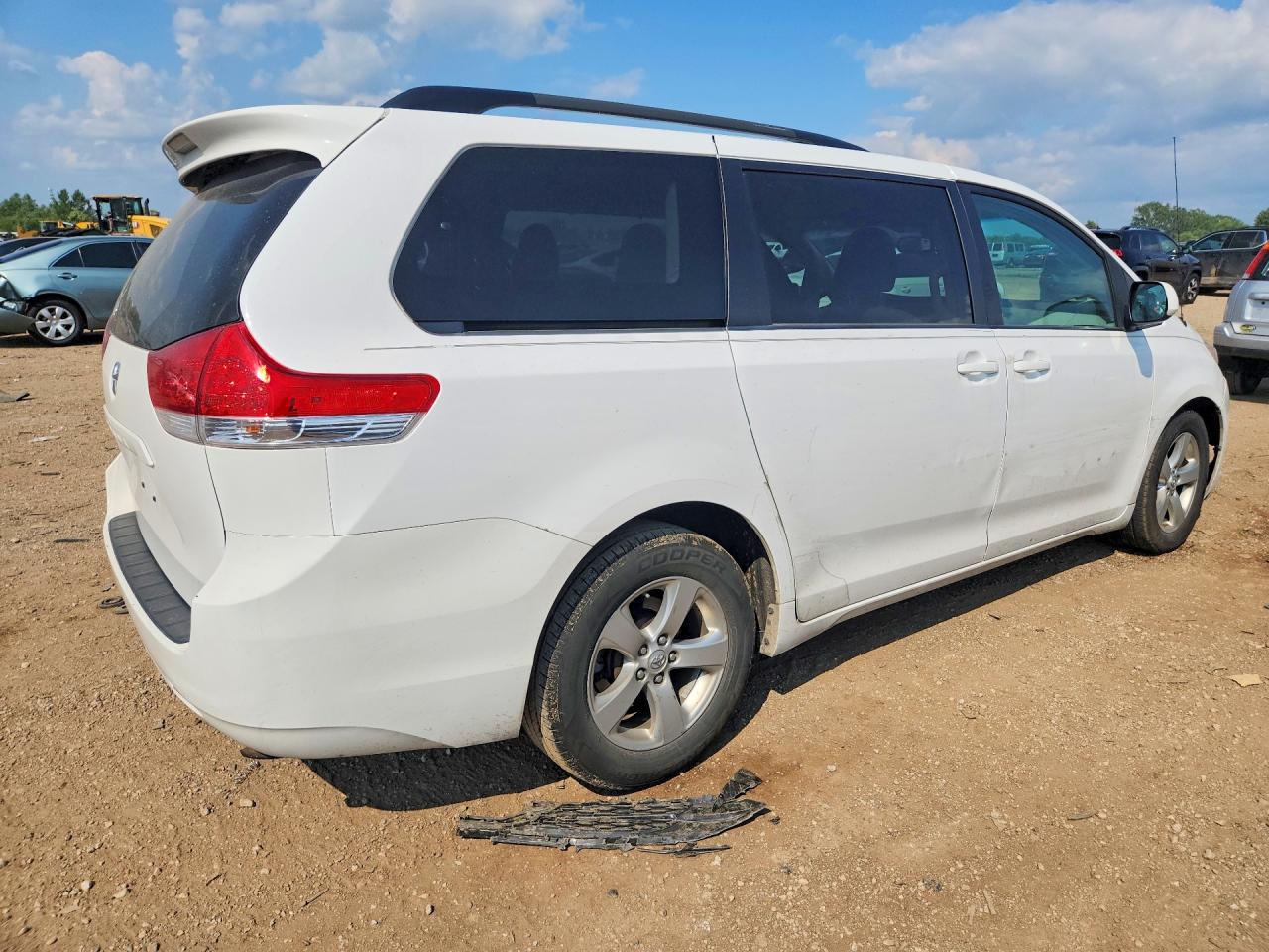 2013 Toyota Sienna Le White vin: 5TDKK3DC0DS345881