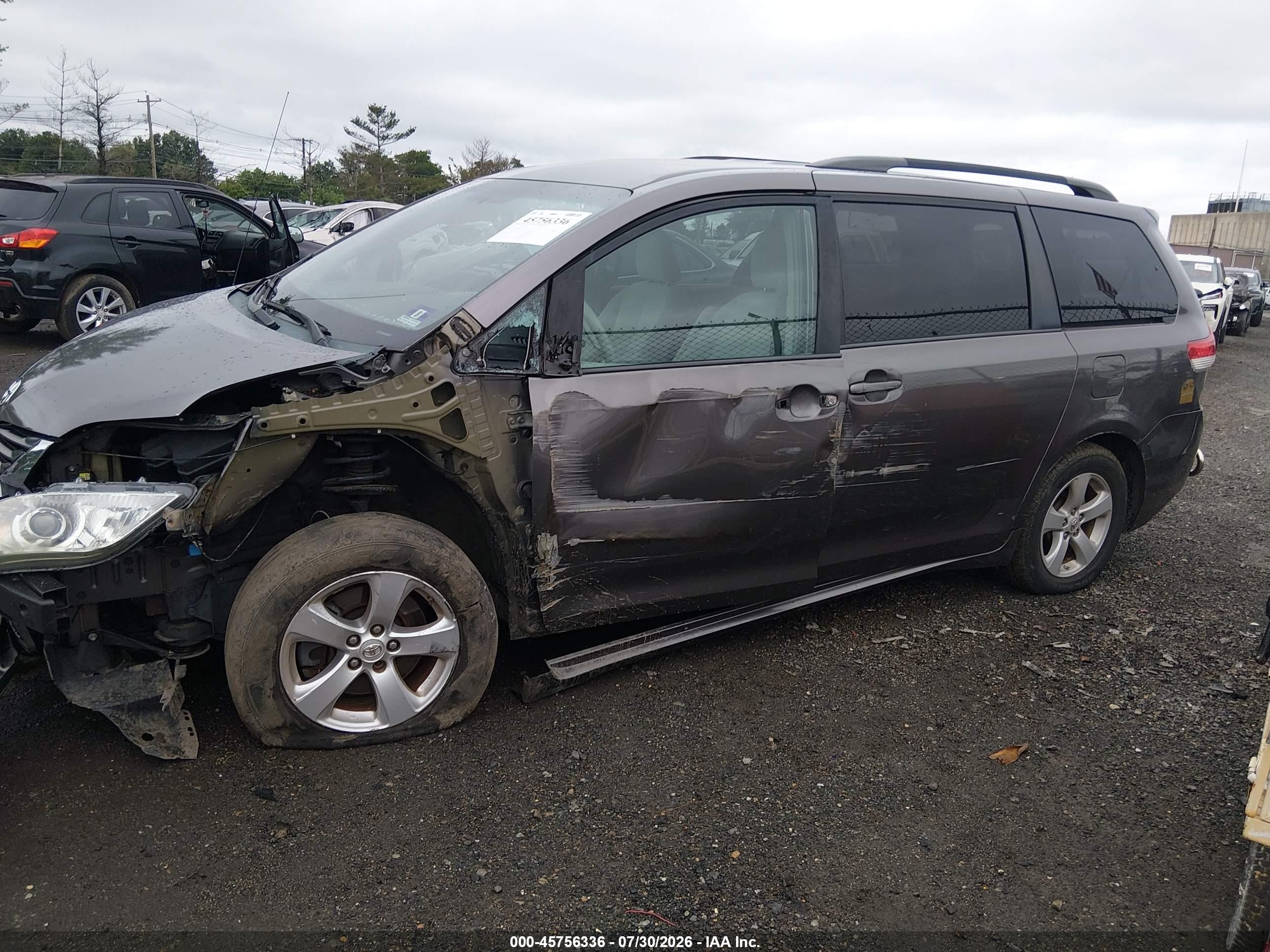 2013 Toyota Sienna Le V6 8 Passenger Maroon vin: 5TDKK3DC0DS384437