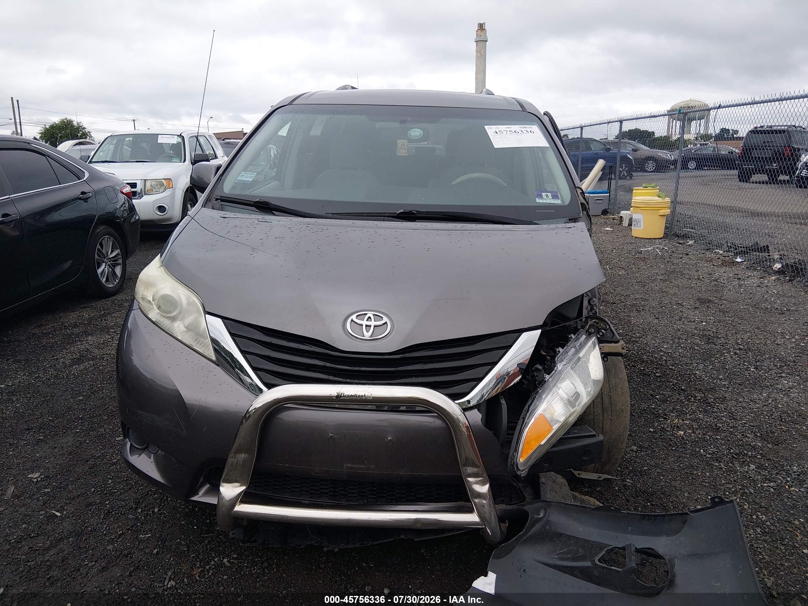 2013 Toyota Sienna Le V6 8 Passenger Maroon vin: 5TDKK3DC0DS384437