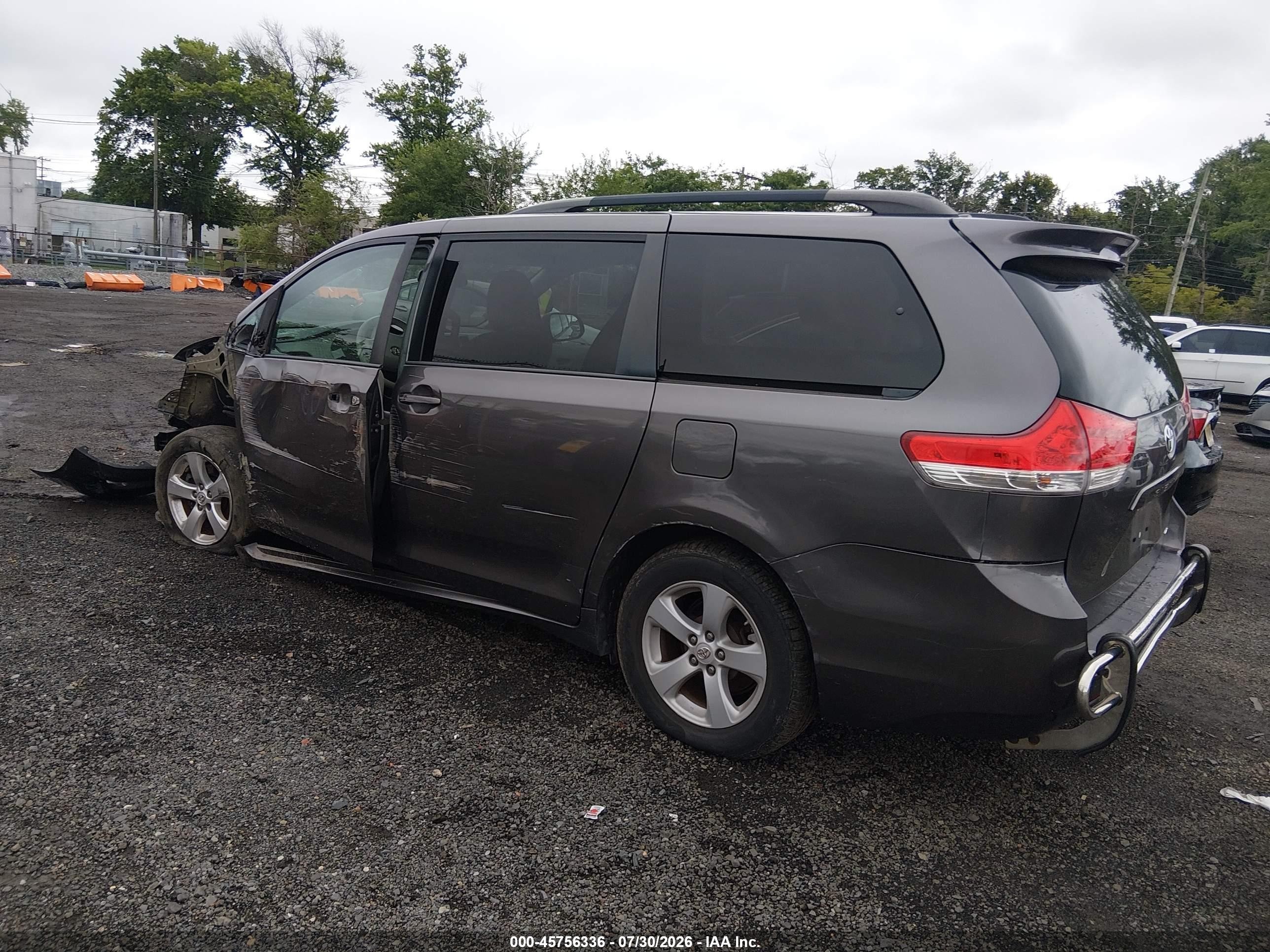 2013 Toyota Sienna Le V6 8 Passenger Maroon vin: 5TDKK3DC0DS384437