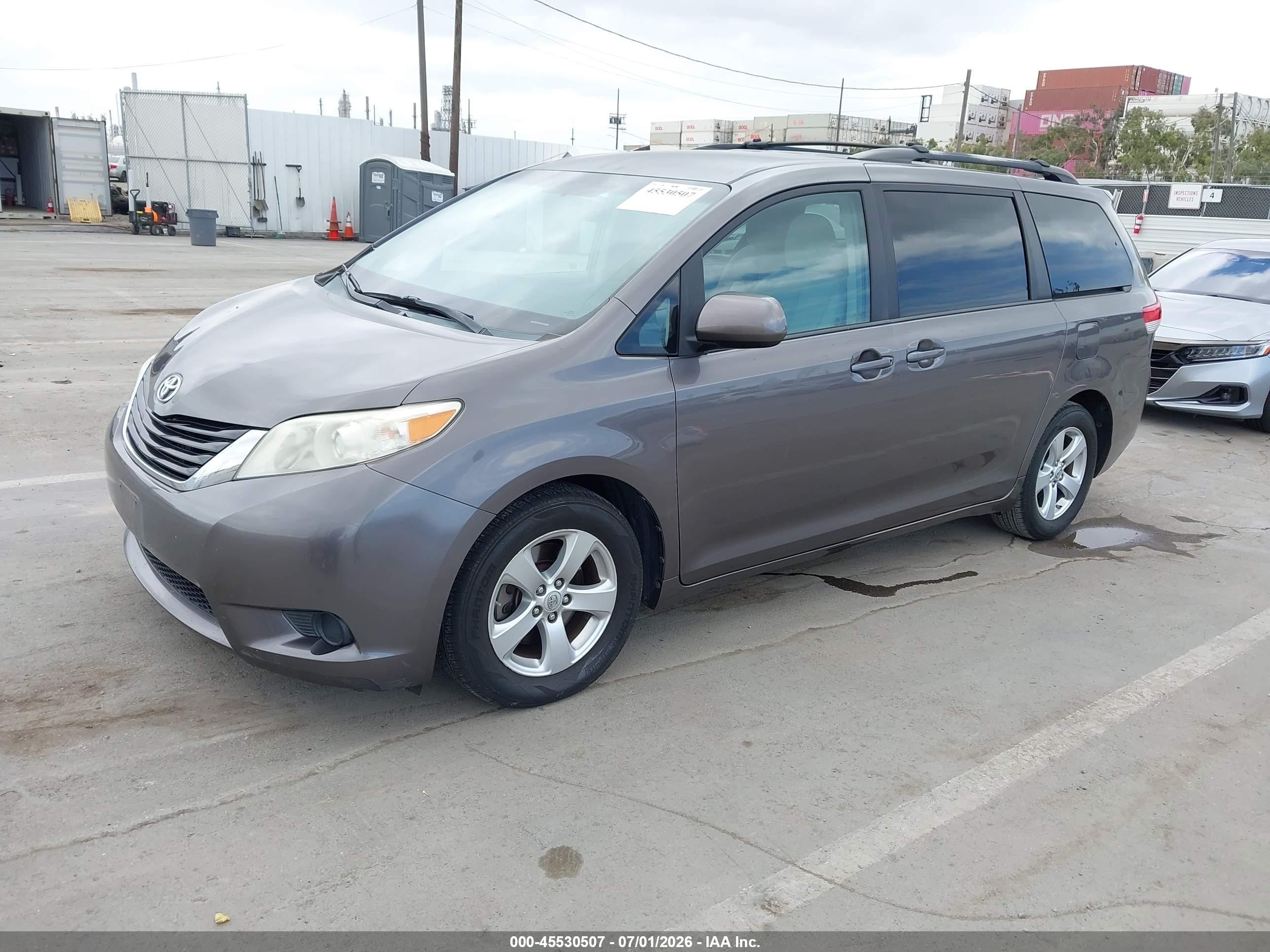 2013 Toyota Sienna Le V6 8 Passenger Brown vin: 5TDKK3DC0DS397091