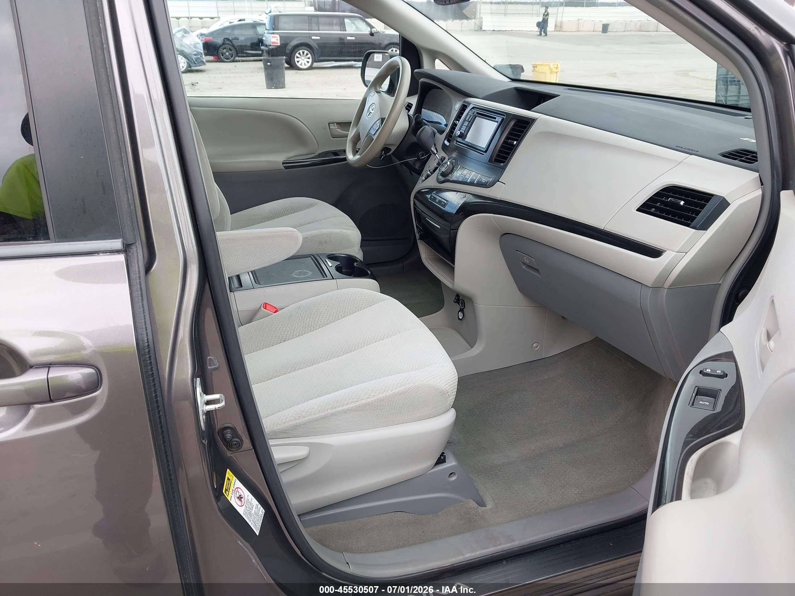 2013 Toyota Sienna Le V6 8 Passenger Brown vin: 5TDKK3DC0DS397091