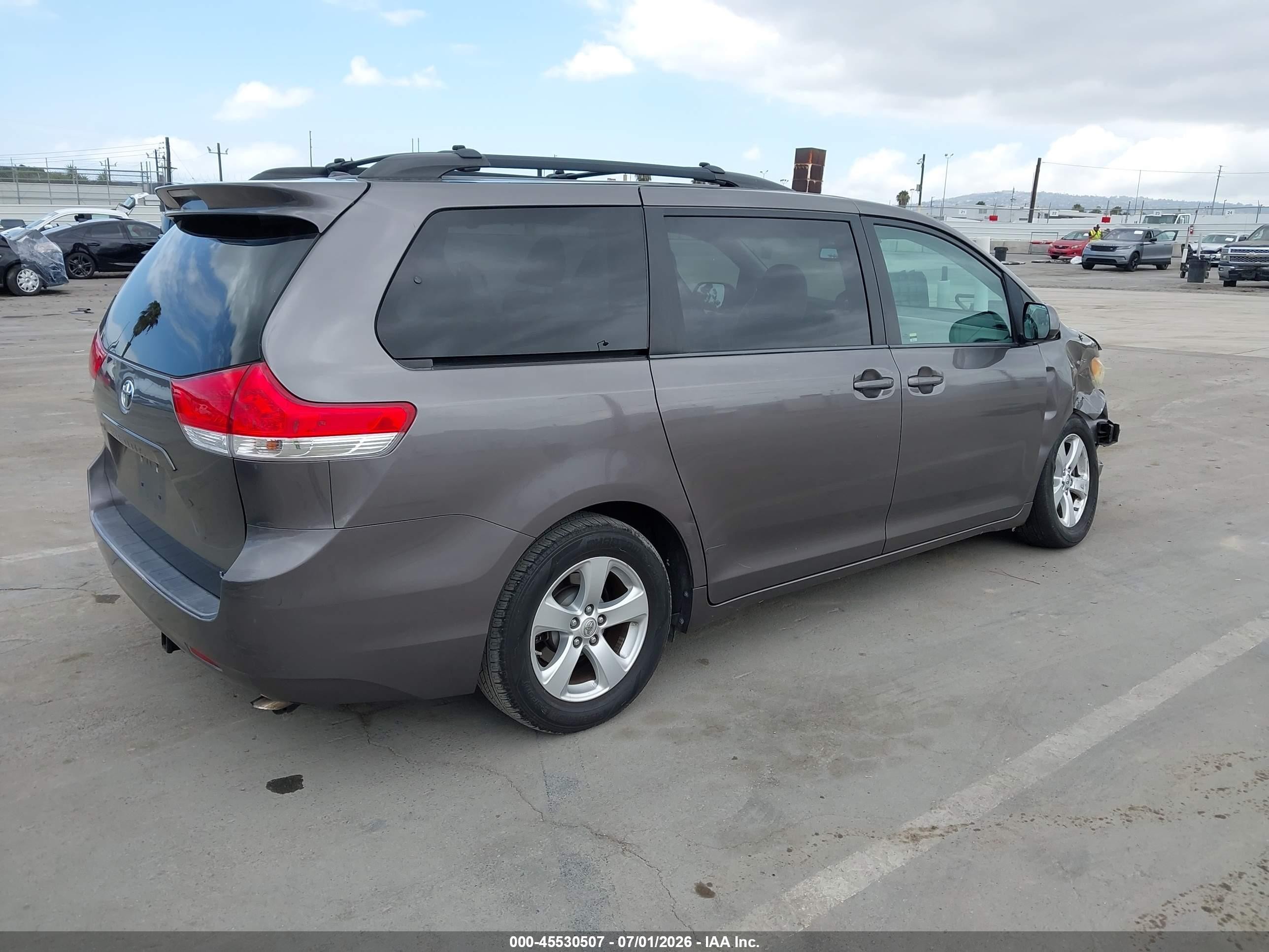 2013 Toyota Sienna Le V6 8 Passenger Brown vin: 5TDKK3DC0DS397091