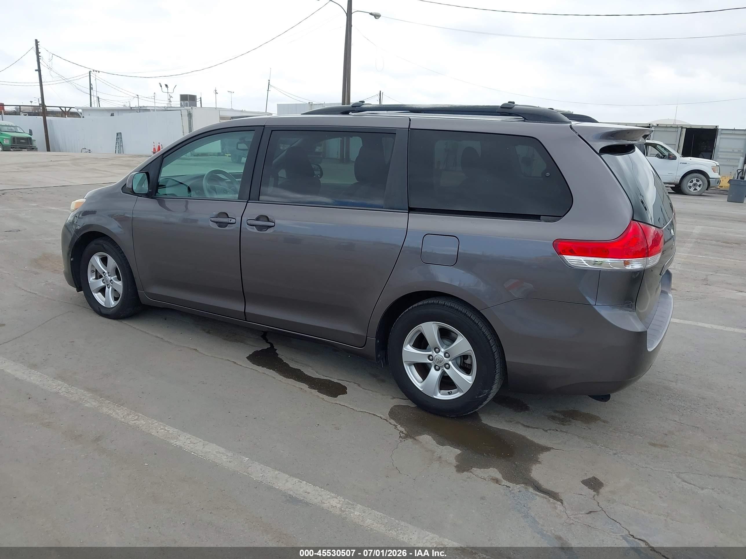 2013 Toyota Sienna Le V6 8 Passenger Brown vin: 5TDKK3DC0DS397091