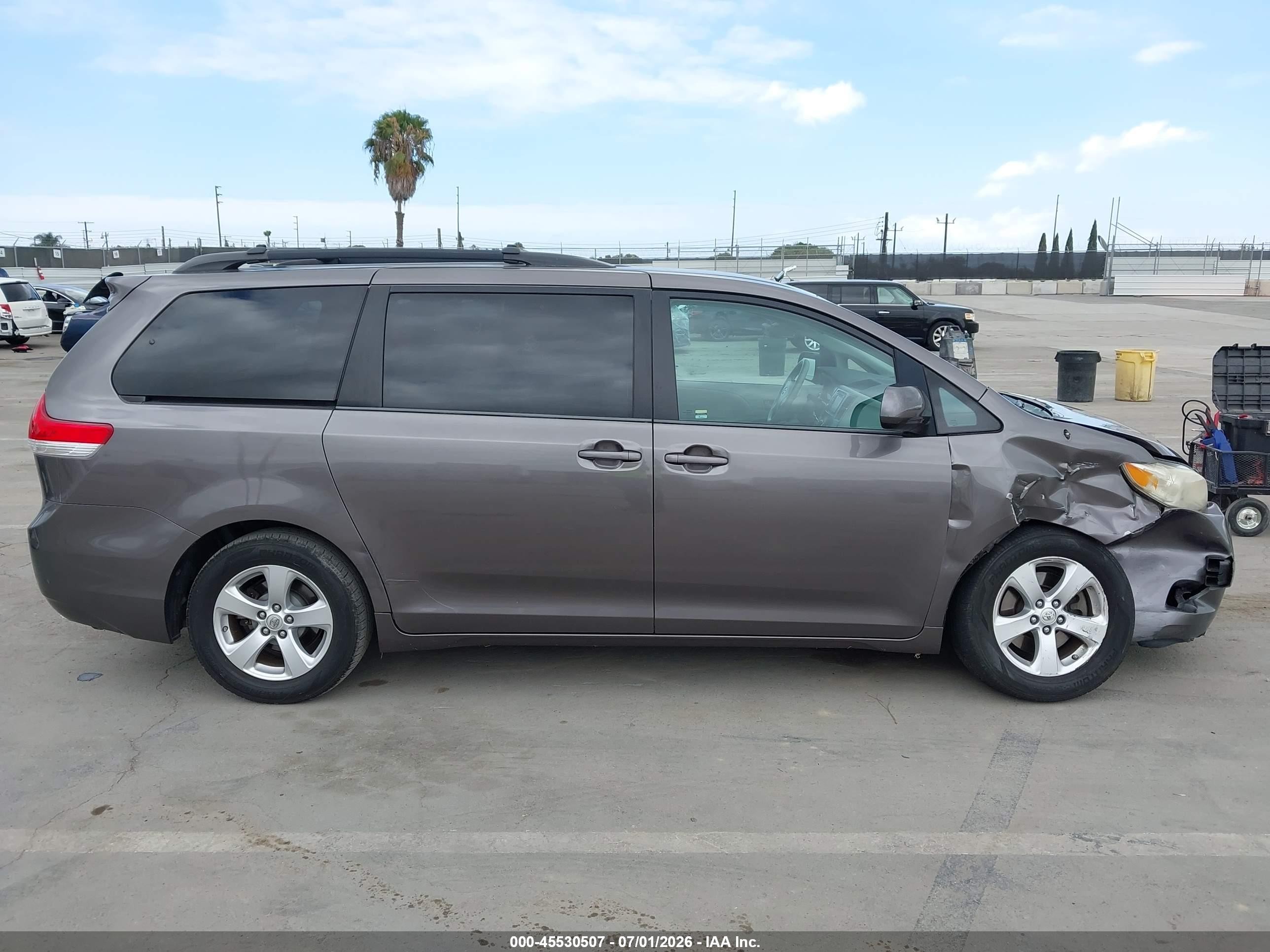 2013 Toyota Sienna Le V6 8 Passenger Brown vin: 5TDKK3DC0DS397091