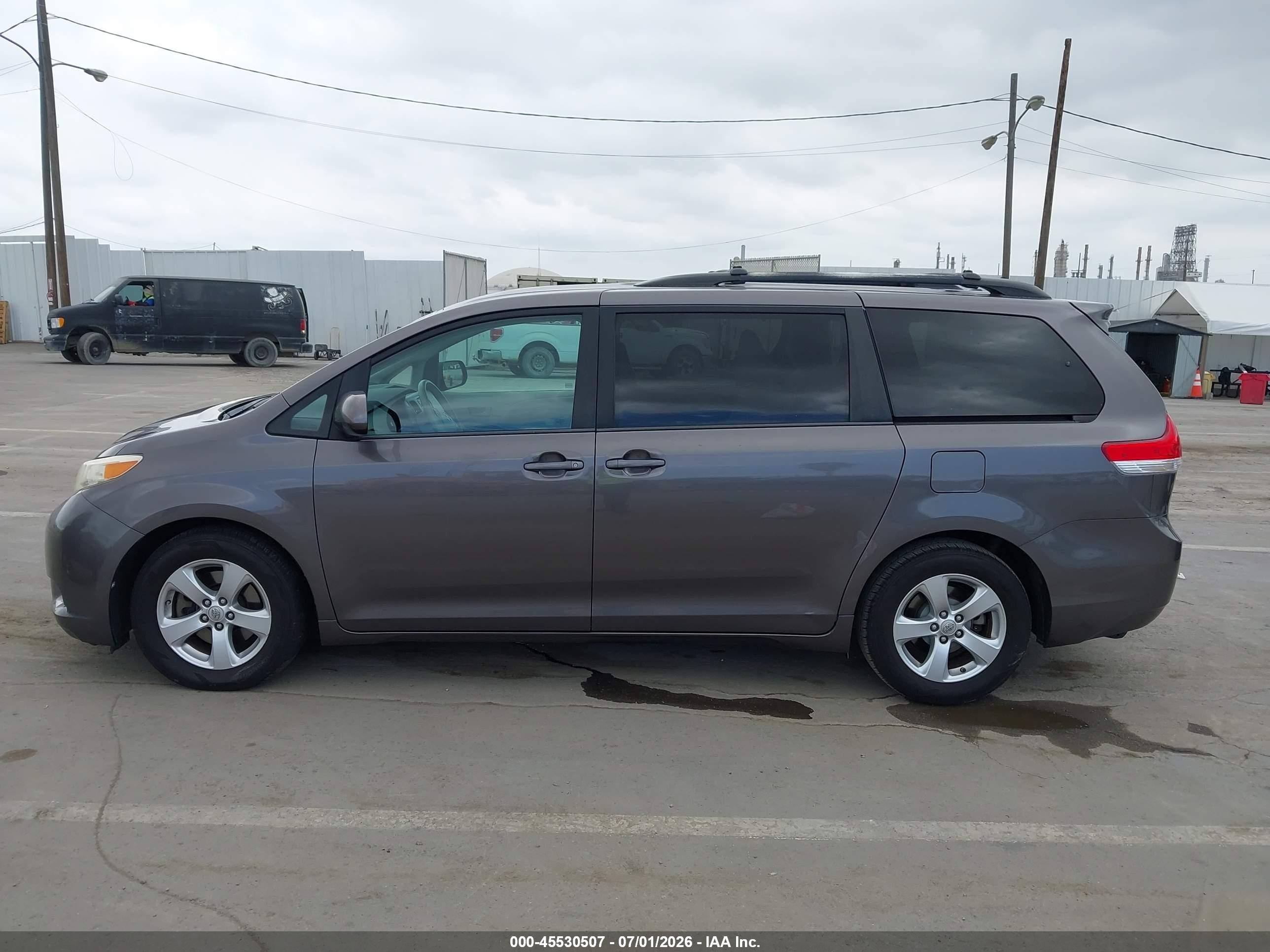 2013 Toyota Sienna Le V6 8 Passenger Brown vin: 5TDKK3DC0DS397091