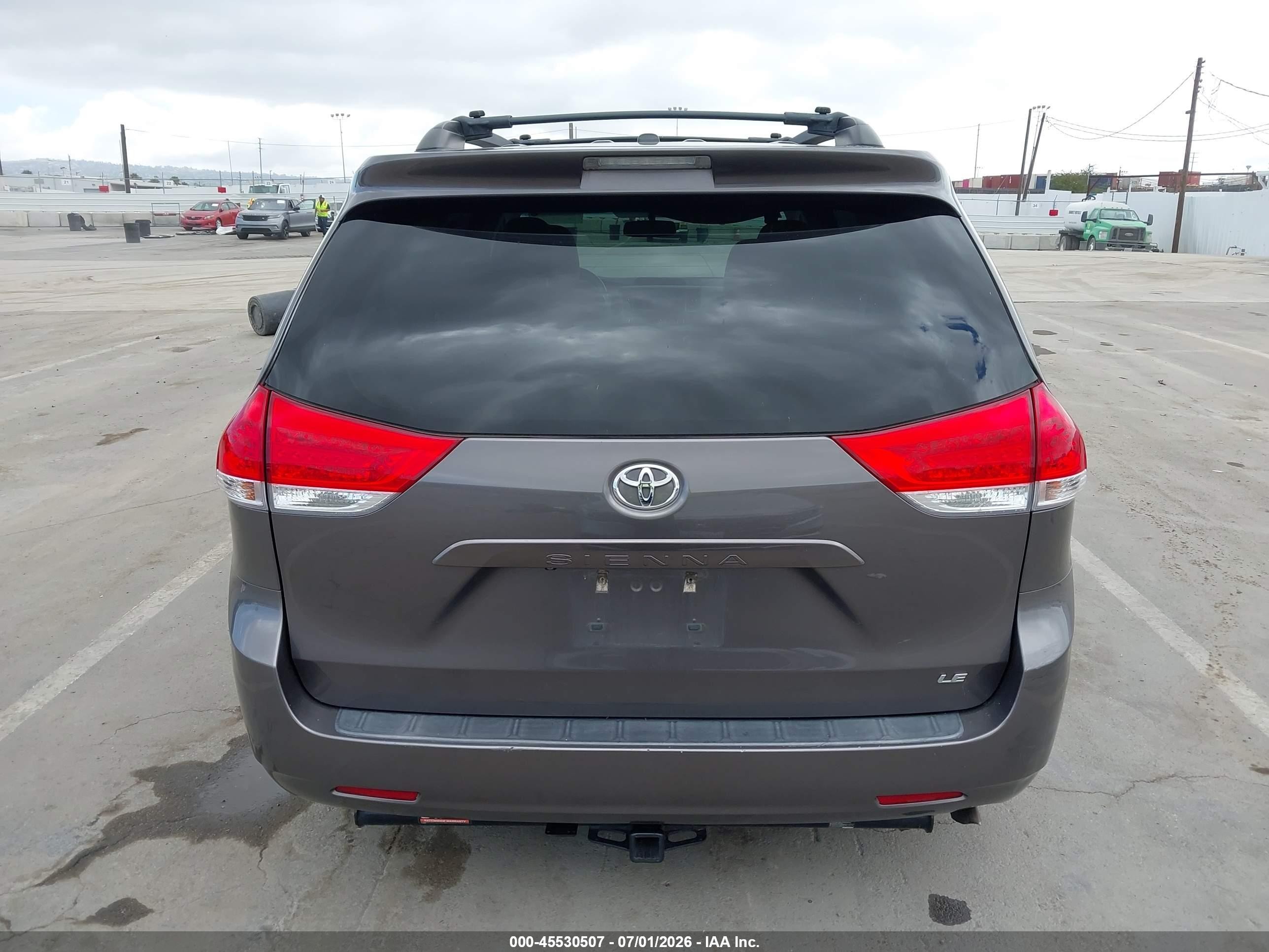 2013 Toyota Sienna Le V6 8 Passenger Brown vin: 5TDKK3DC0DS397091