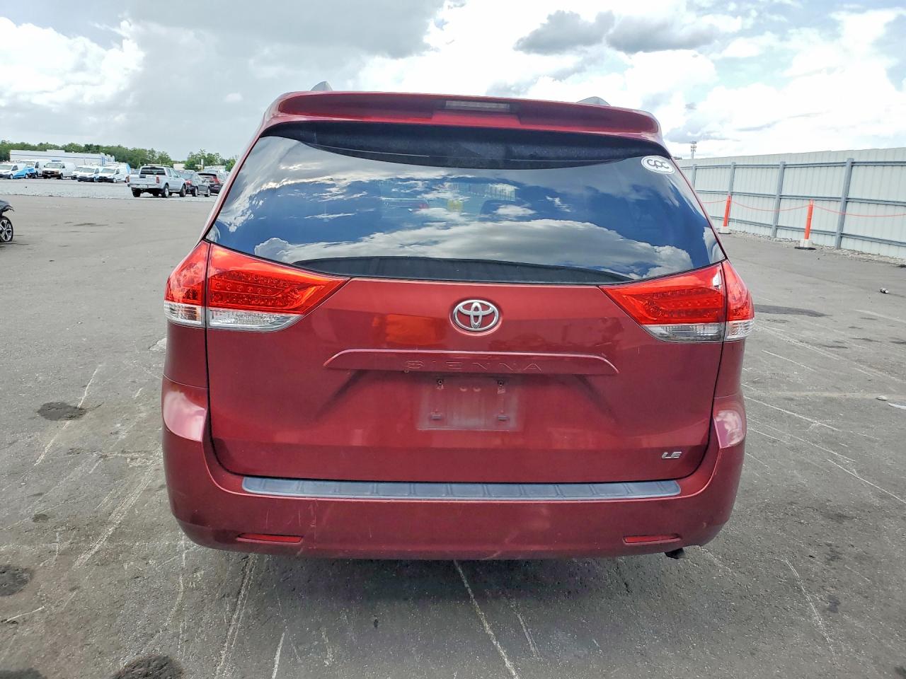 2014 Toyota Sienna Le Burgundy vin: 5TDKK3DC0ES426039