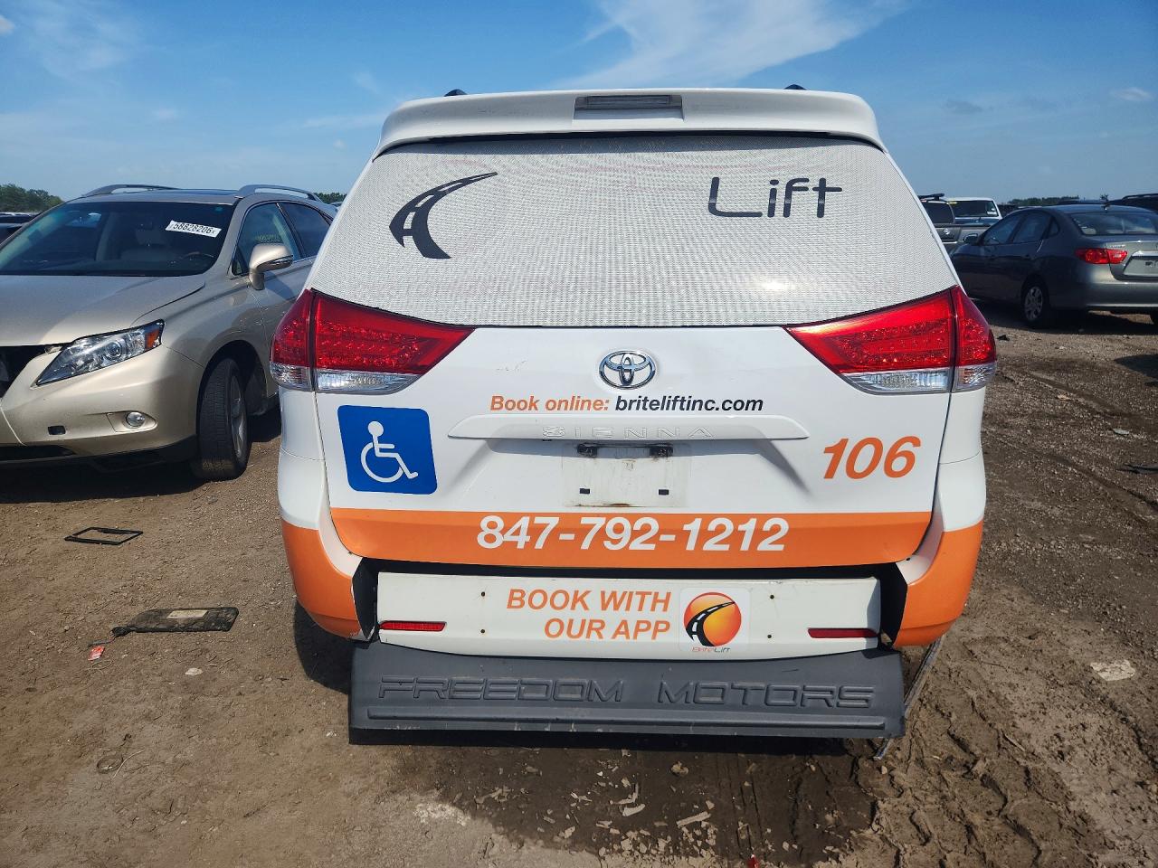 2014 Toyota Sienna Le White vin: 5TDKK3DC0ES447246
